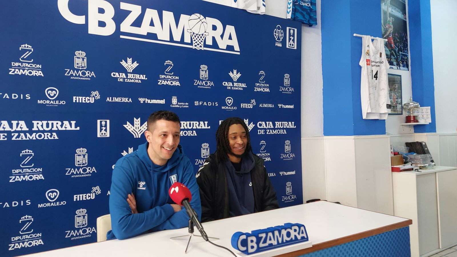 Saulo Hernández y Colby Rogers en rueda de prensa