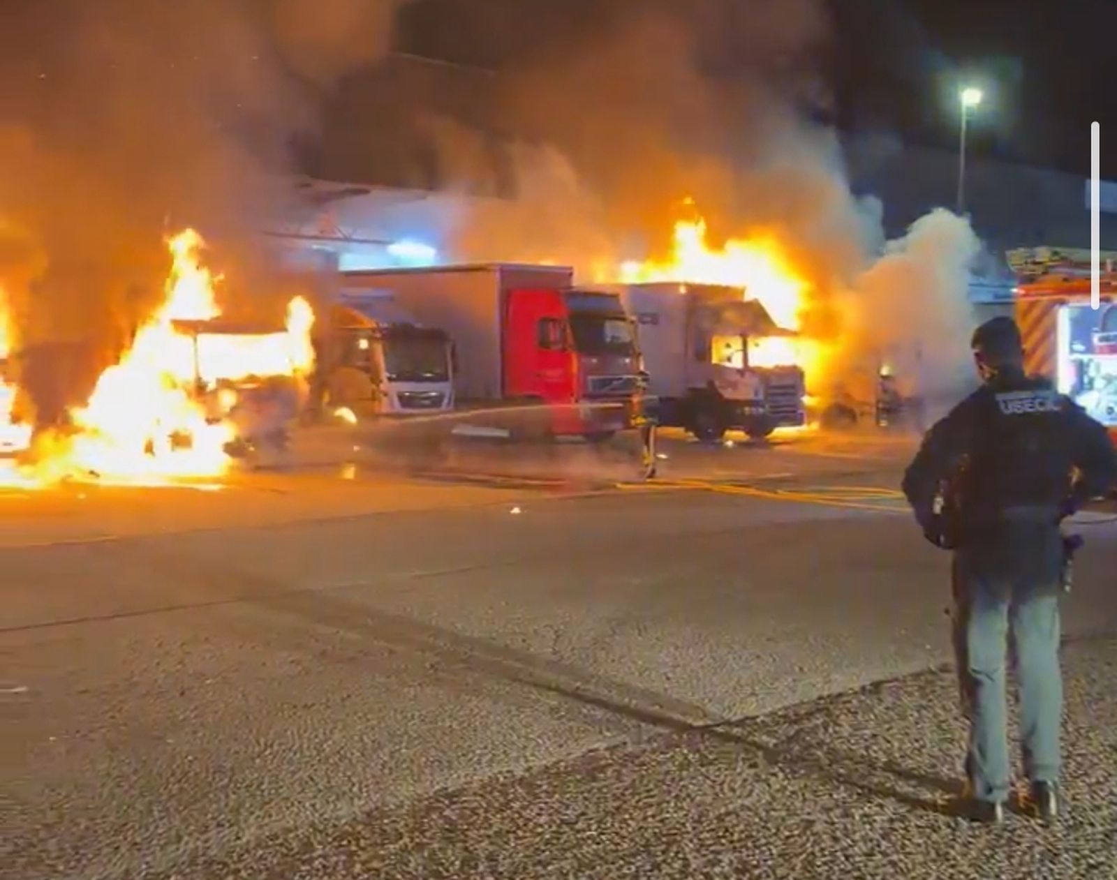Imagen de los camiones ardiendo esta pasada madrugada