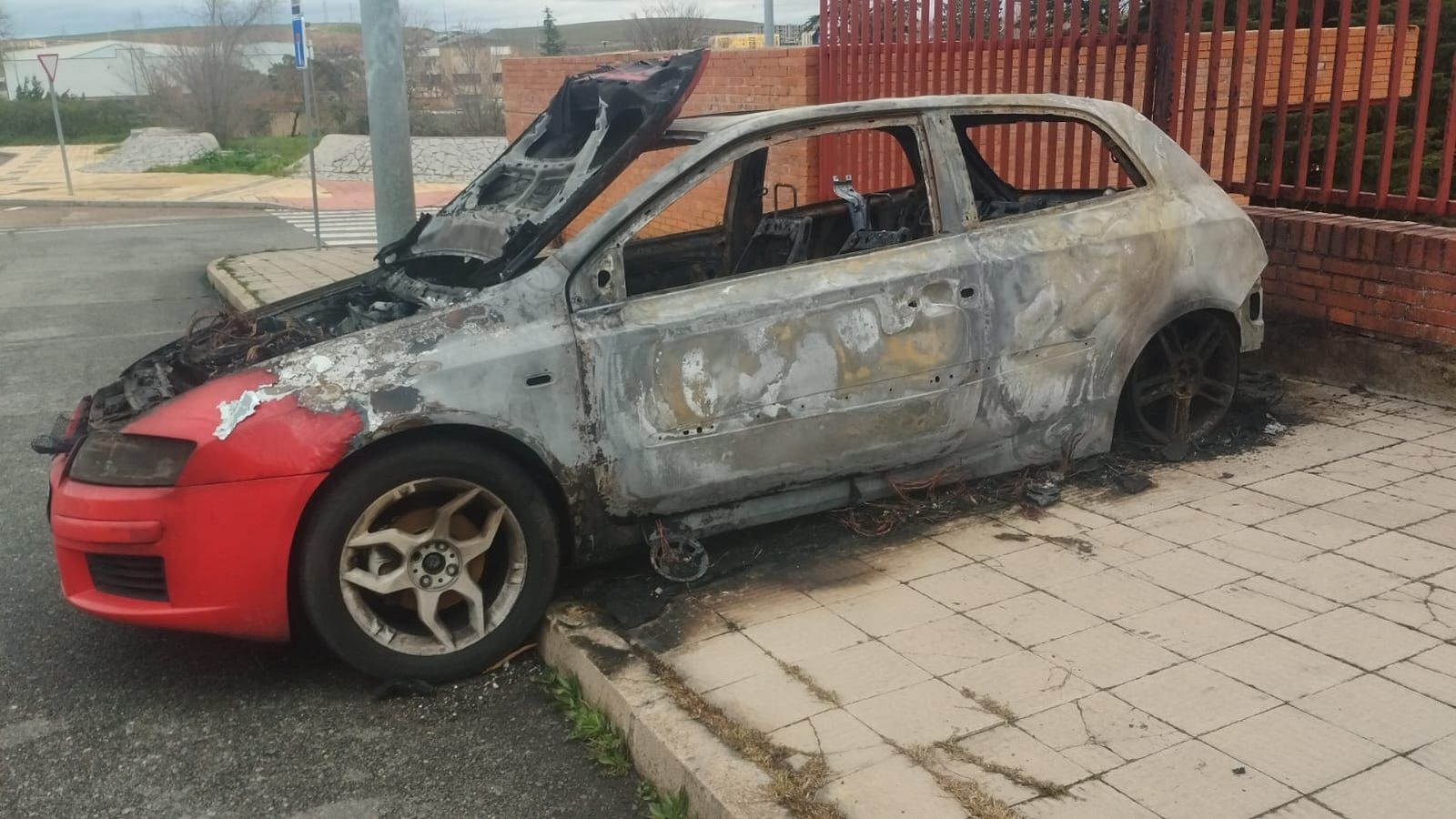 Vehículo calcinado en Buenos Aires (1)