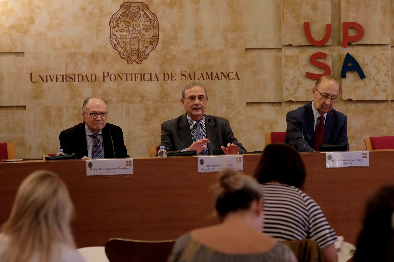 Barahona Hortelano, izquierda de la foto, en una foto de archivo en la presentación del Máster Universitario en Gestión y Dirección de Instituciones Sanitarias