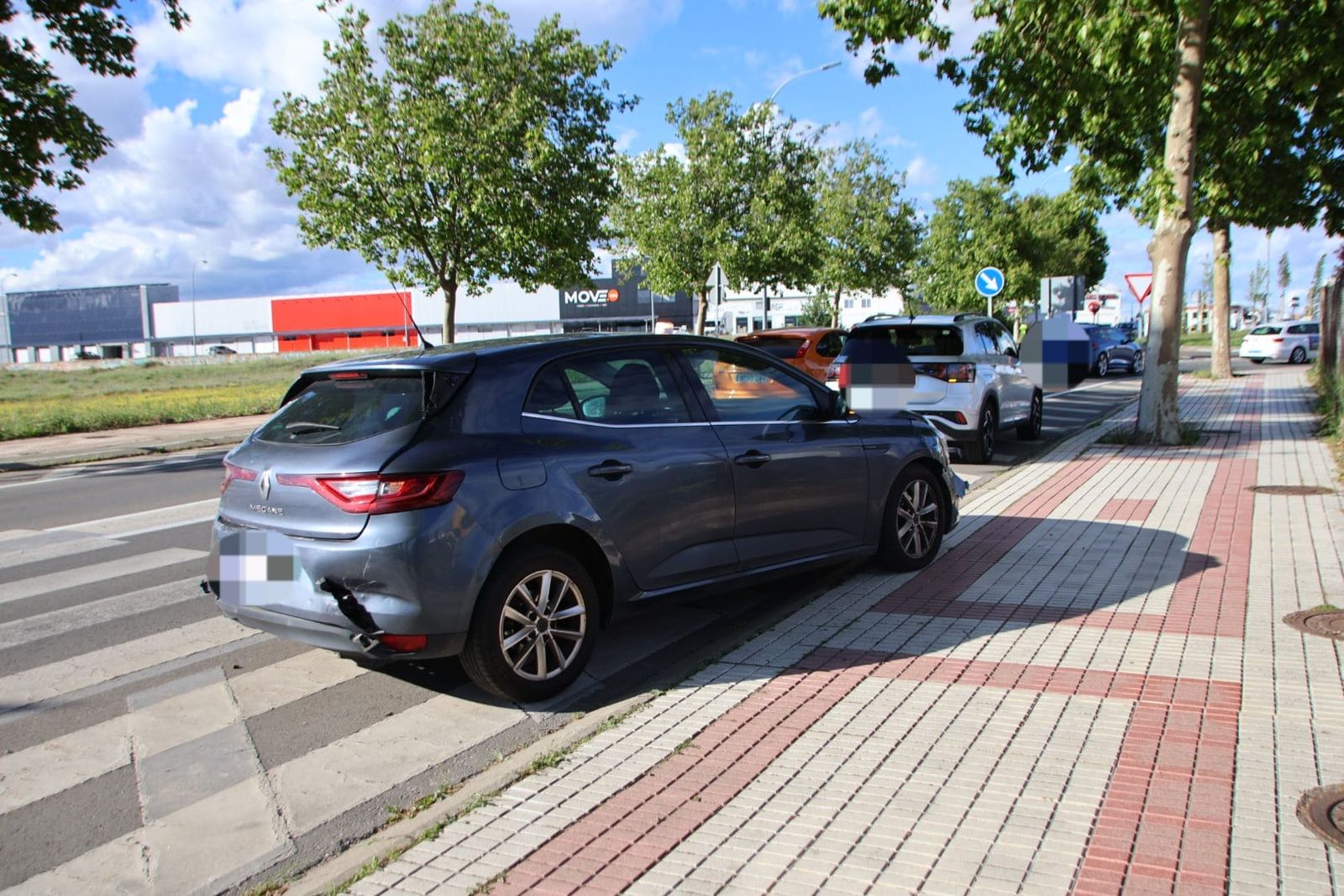 Accidente entre tres turismos en la avenida de San Agustín con tres personas heridas