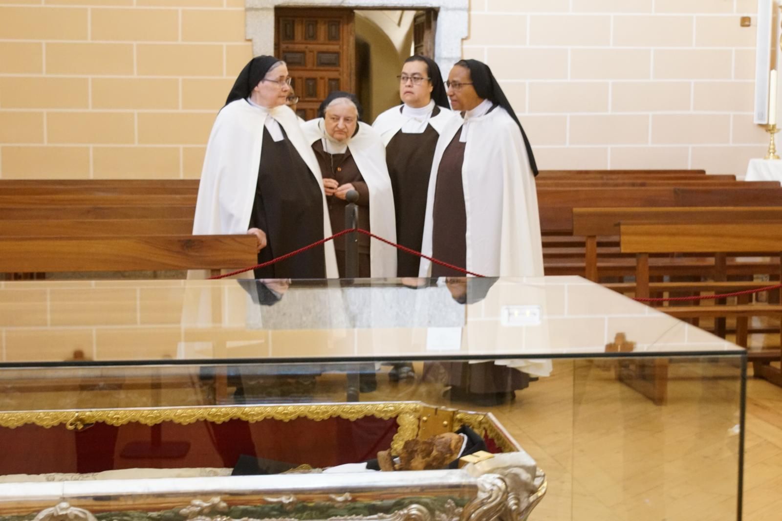 Apertura de la basílica de la Anunciación para venerar el cuerpo de Santa Teresa en Alba de Tormes. Fotos Juanes (27)