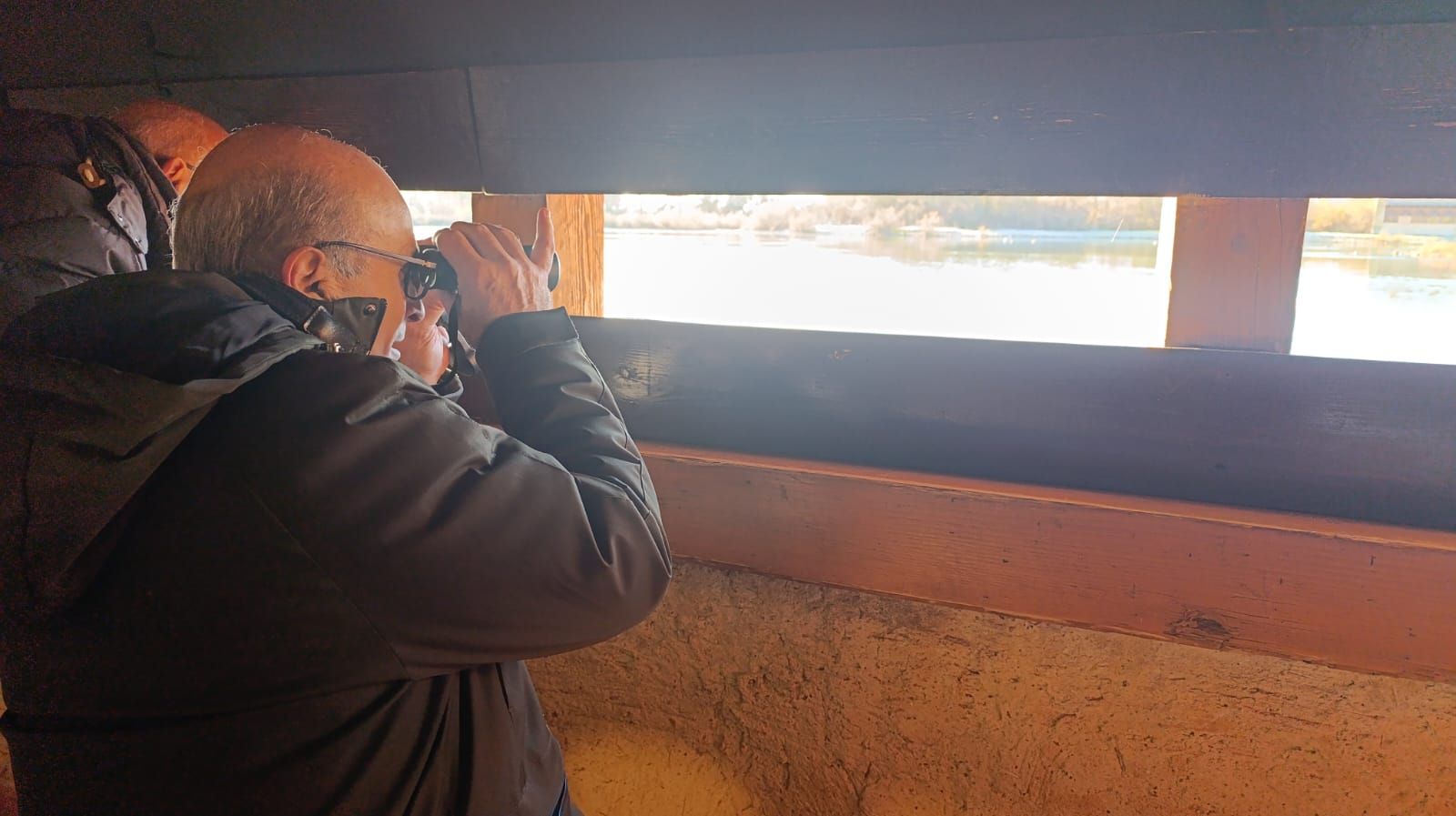 El delegado territorial, Fernando Prada, observa las aves presentes en las Lagunas de Villafáfila