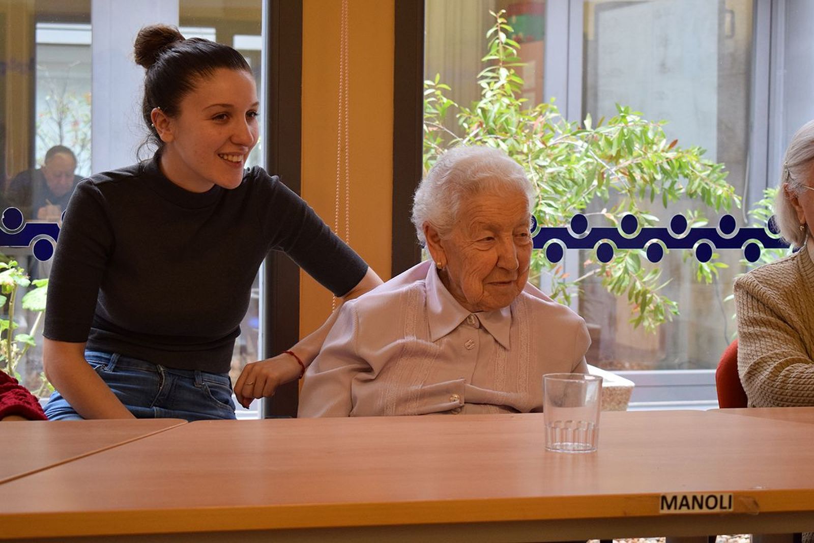 Lucía Bragado y su abuela Manoli