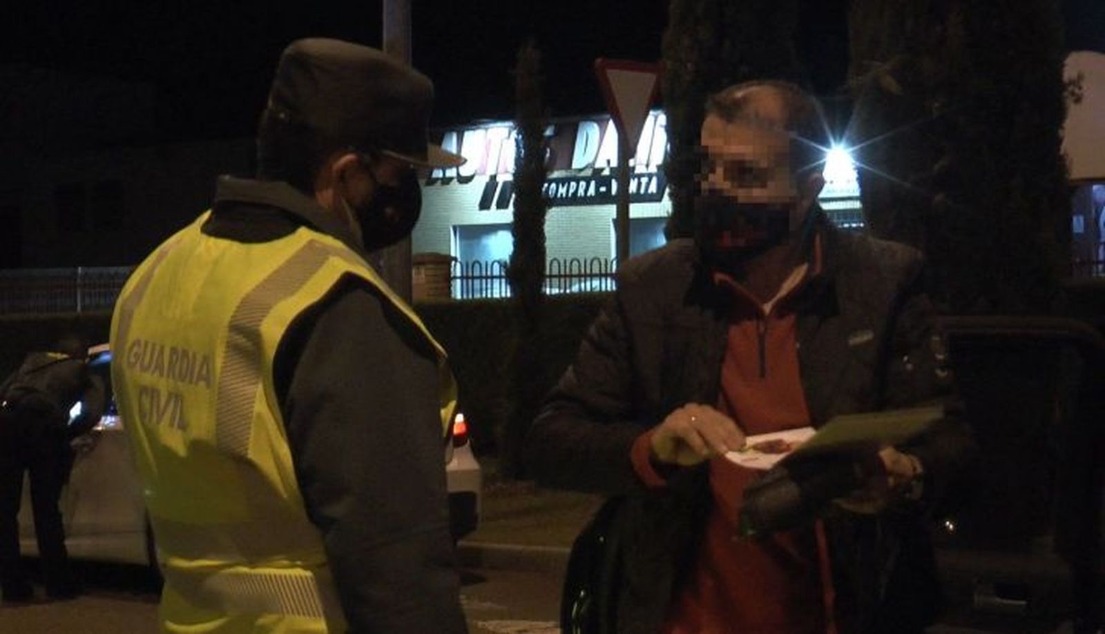 Los agentes comprueban los salvoconductos de un autónomo