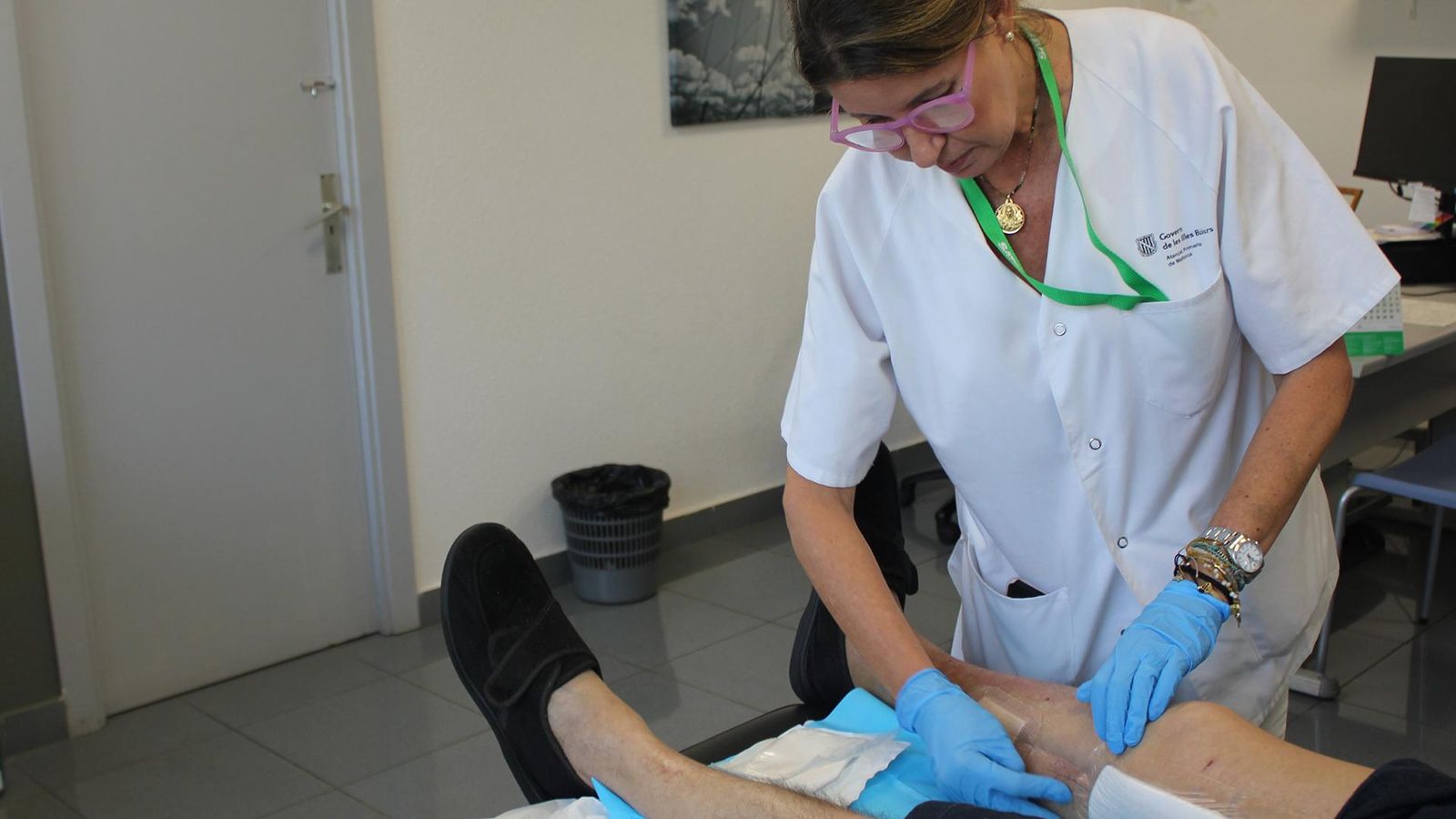 Enfermera atendiendo a una paciente