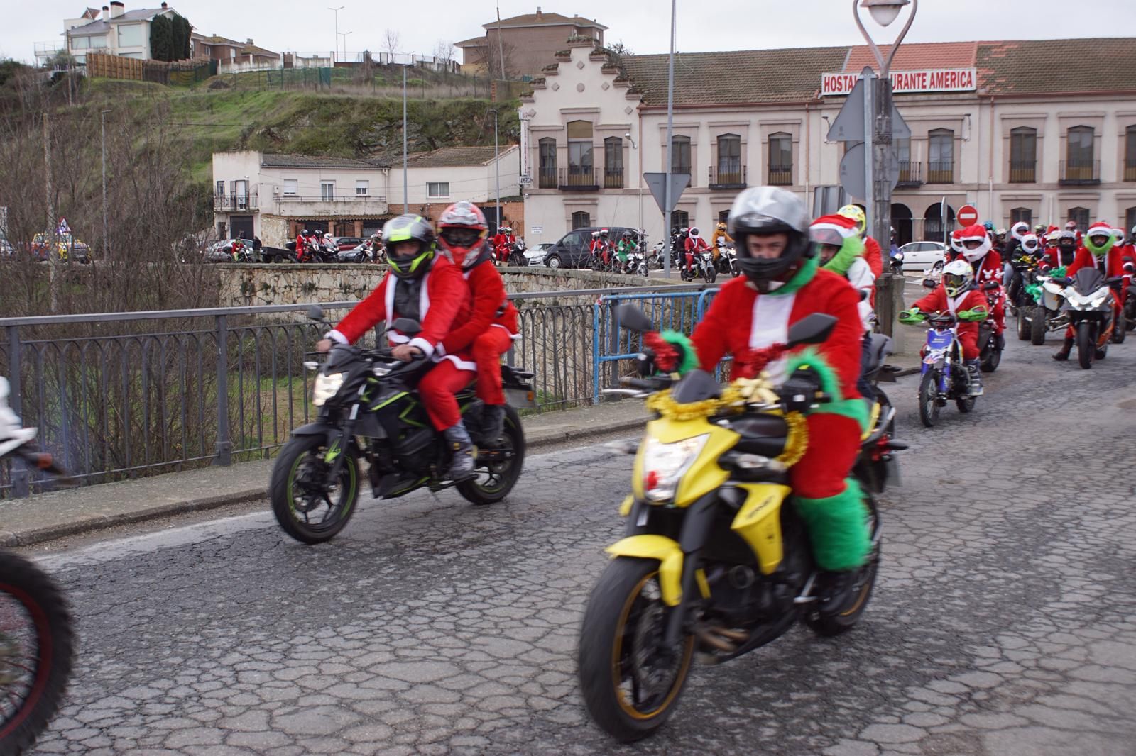 Alba de Tormes se despierta con el ruido de la 'Papanoelada motera' presidida por Papá Noel