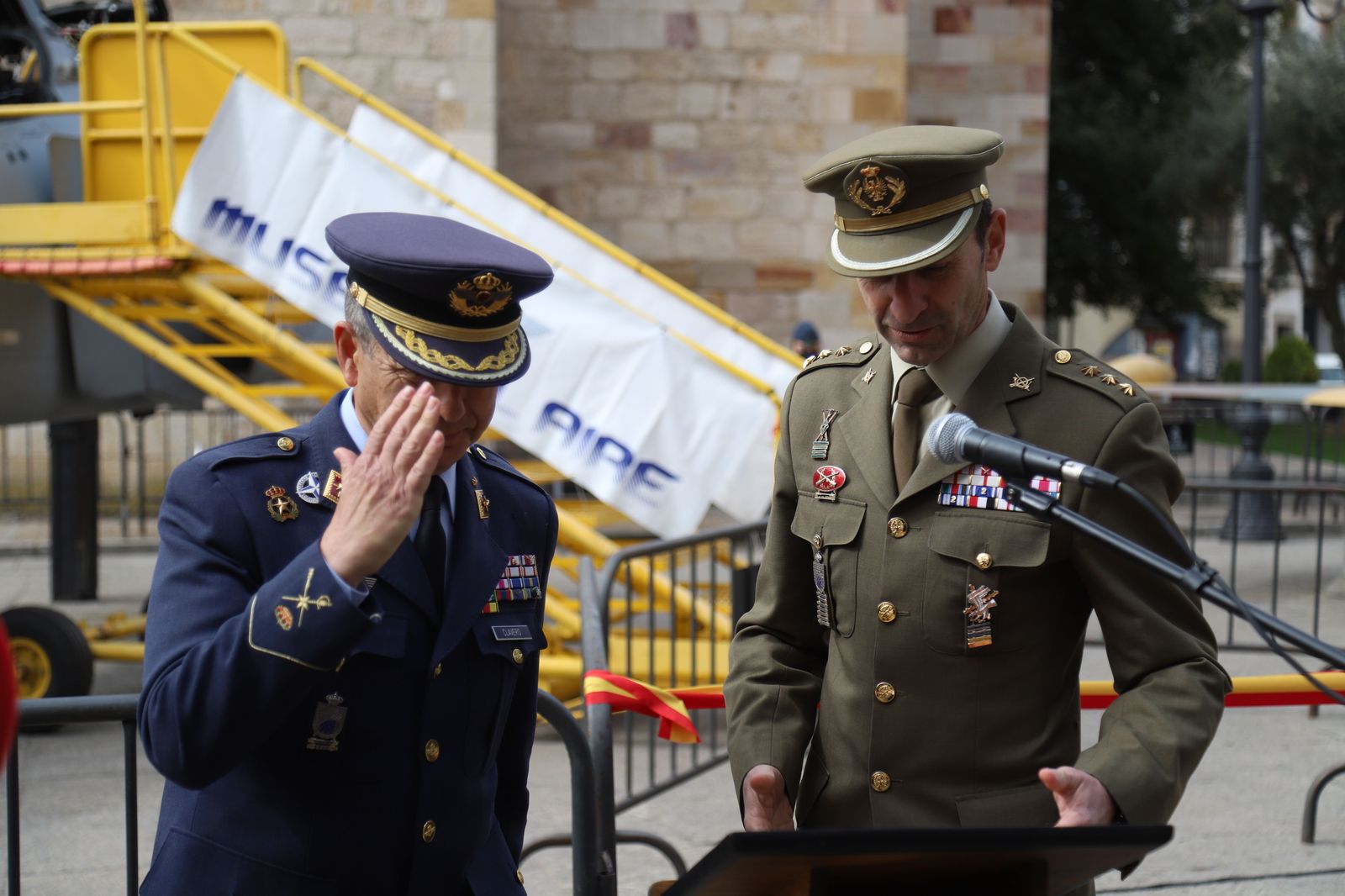exposicion-del-ejercito-del-aire-en-la-plaza-mayor-de-zamora-foto-maria-lorenzo-5