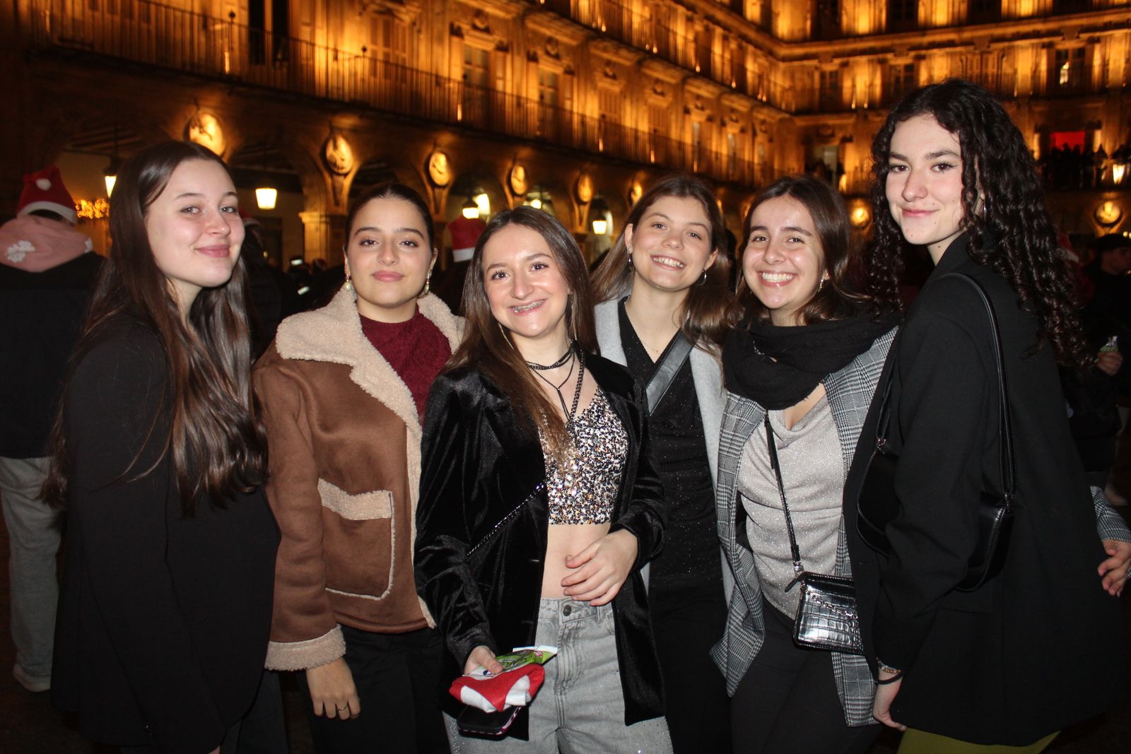 Miles de personas disfrutan de las campanadas y la fiesta del Fin de Año Universitario