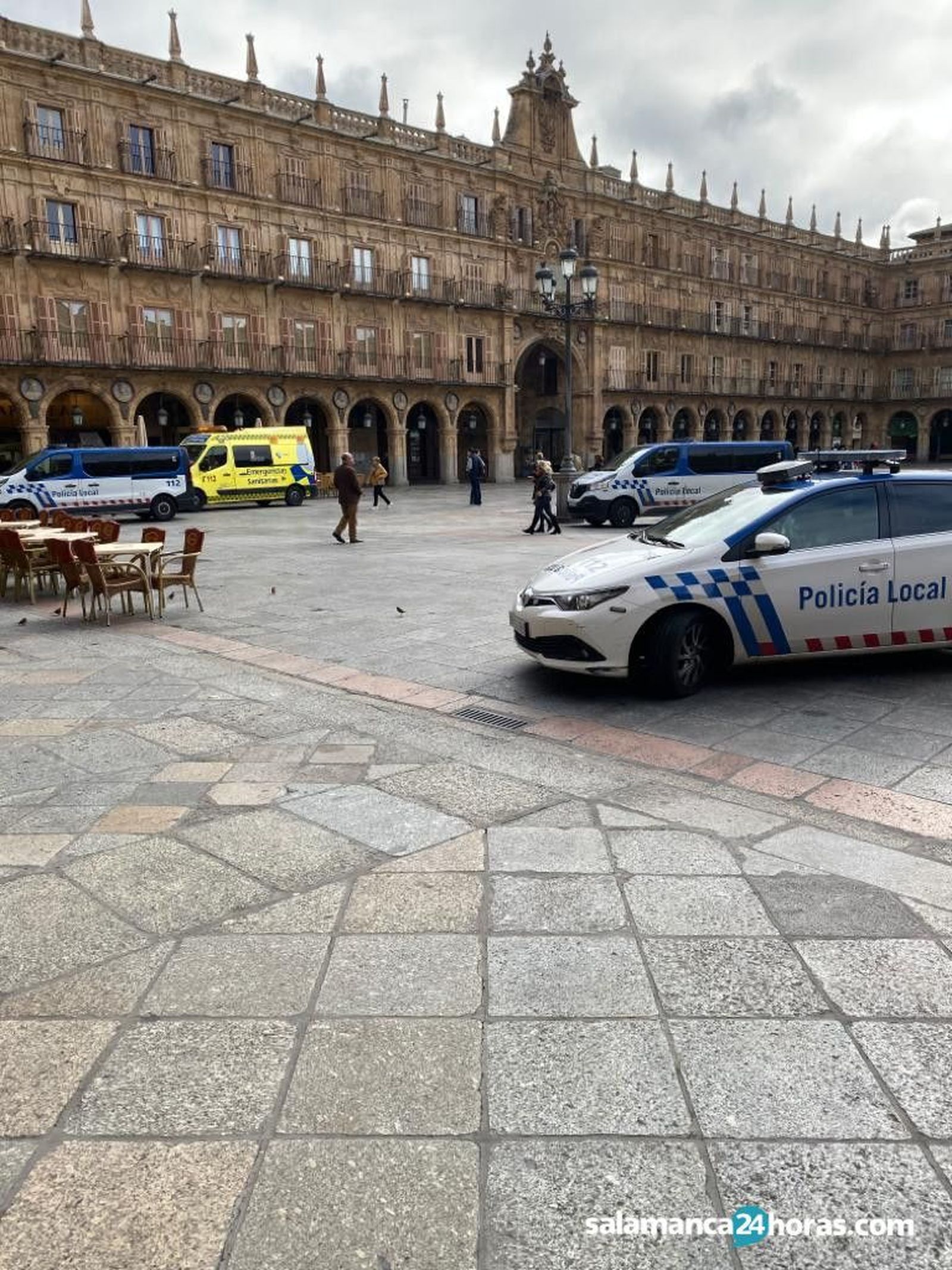 Policía y ambulancia en Plaza Mayor (1)