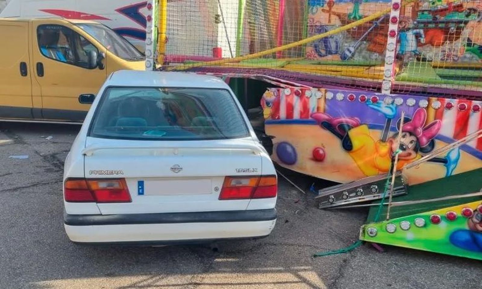 Coche bajo la atracción en San Cristóbal de Entreviñas. FOTO: BenaventeDigital