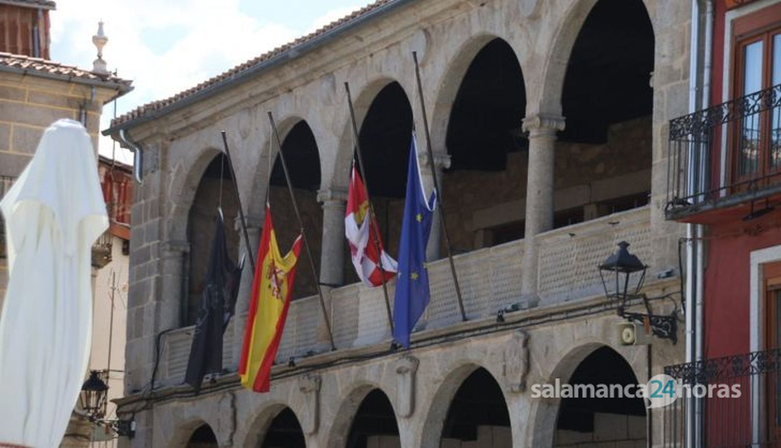 Banderas a media hasta en el Ayuntamiento de Béjar por el crimen machista de este miércoles, 30 de agosto. Fotos S24H