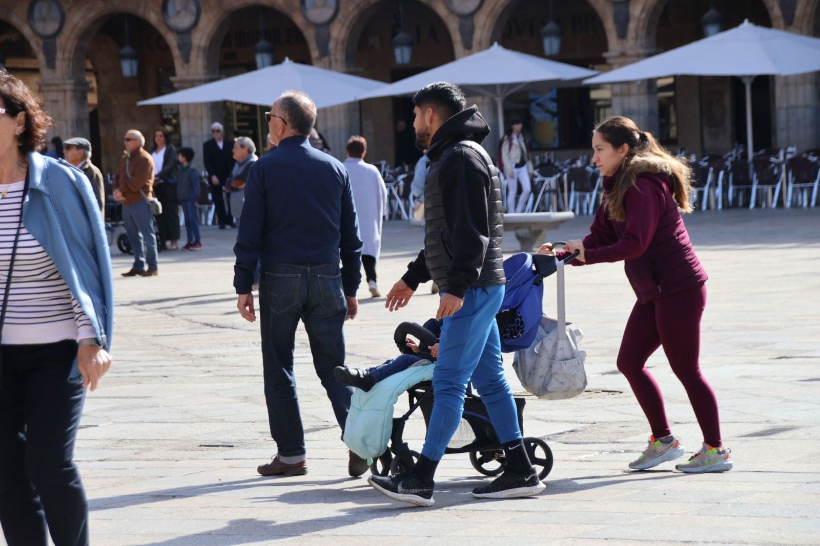Gente paseando por el centro de Salamanca con carrito de bebe