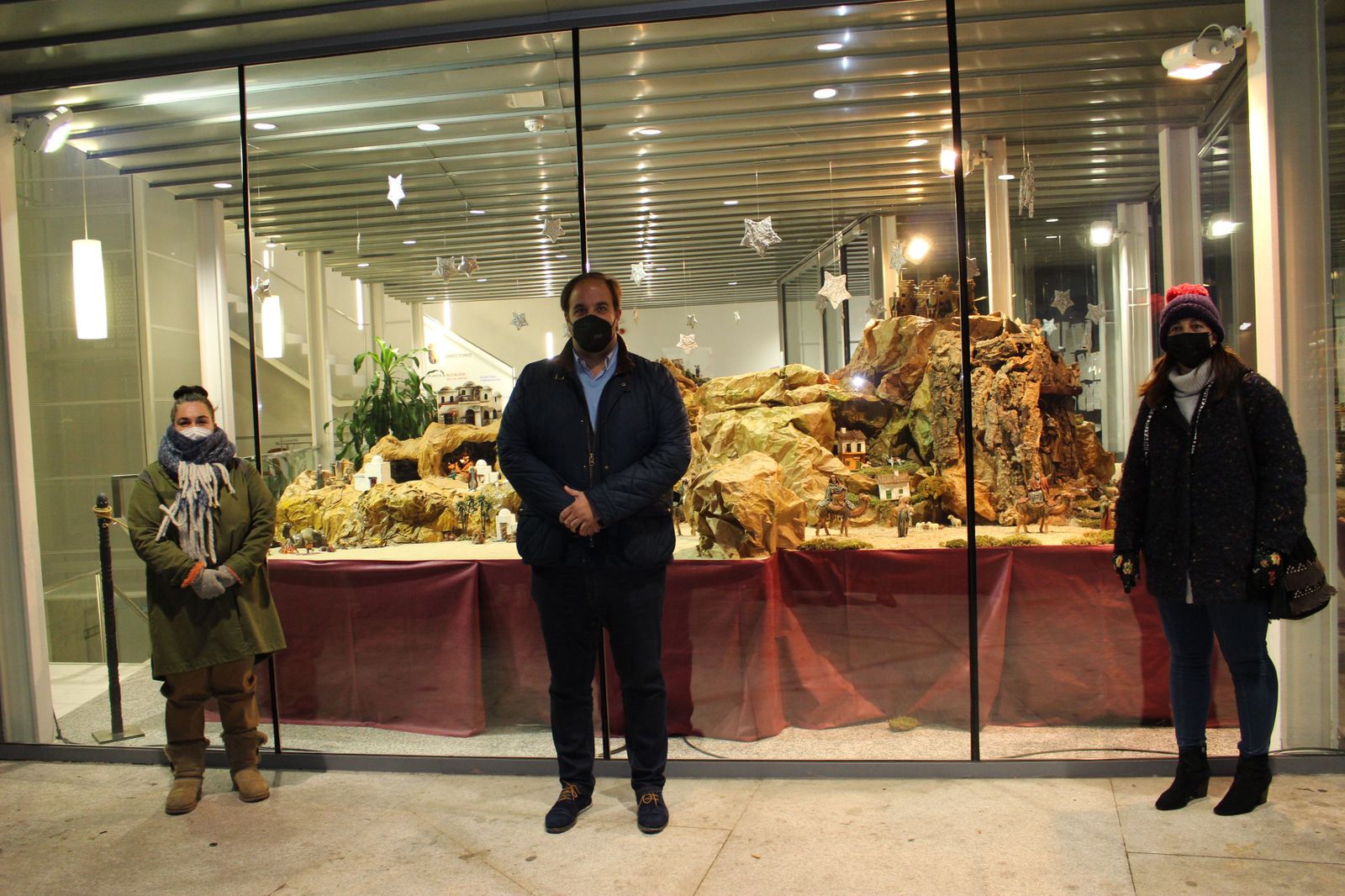 El acalde Roberto Martiu0301n, la concejal de Cultural y la teu0301ncico Ana Peu0301rez en la inaguraciou0301n del Nacimiento Tradicional