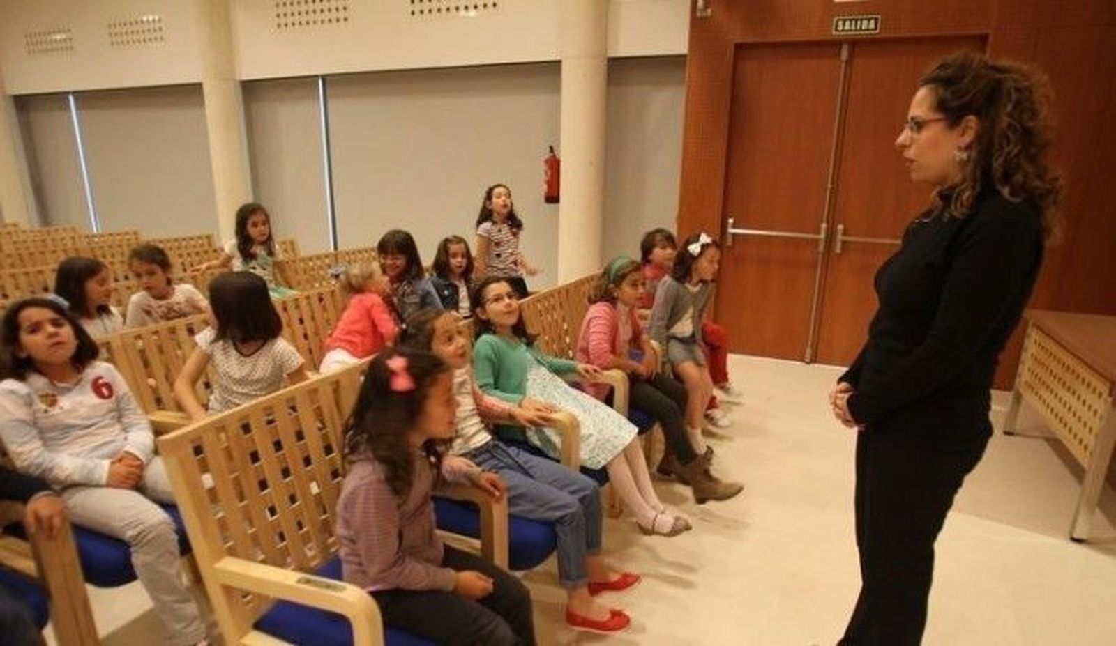 El coro de la Fundación Caja Duero clausura el curso con un taller de castañuelas