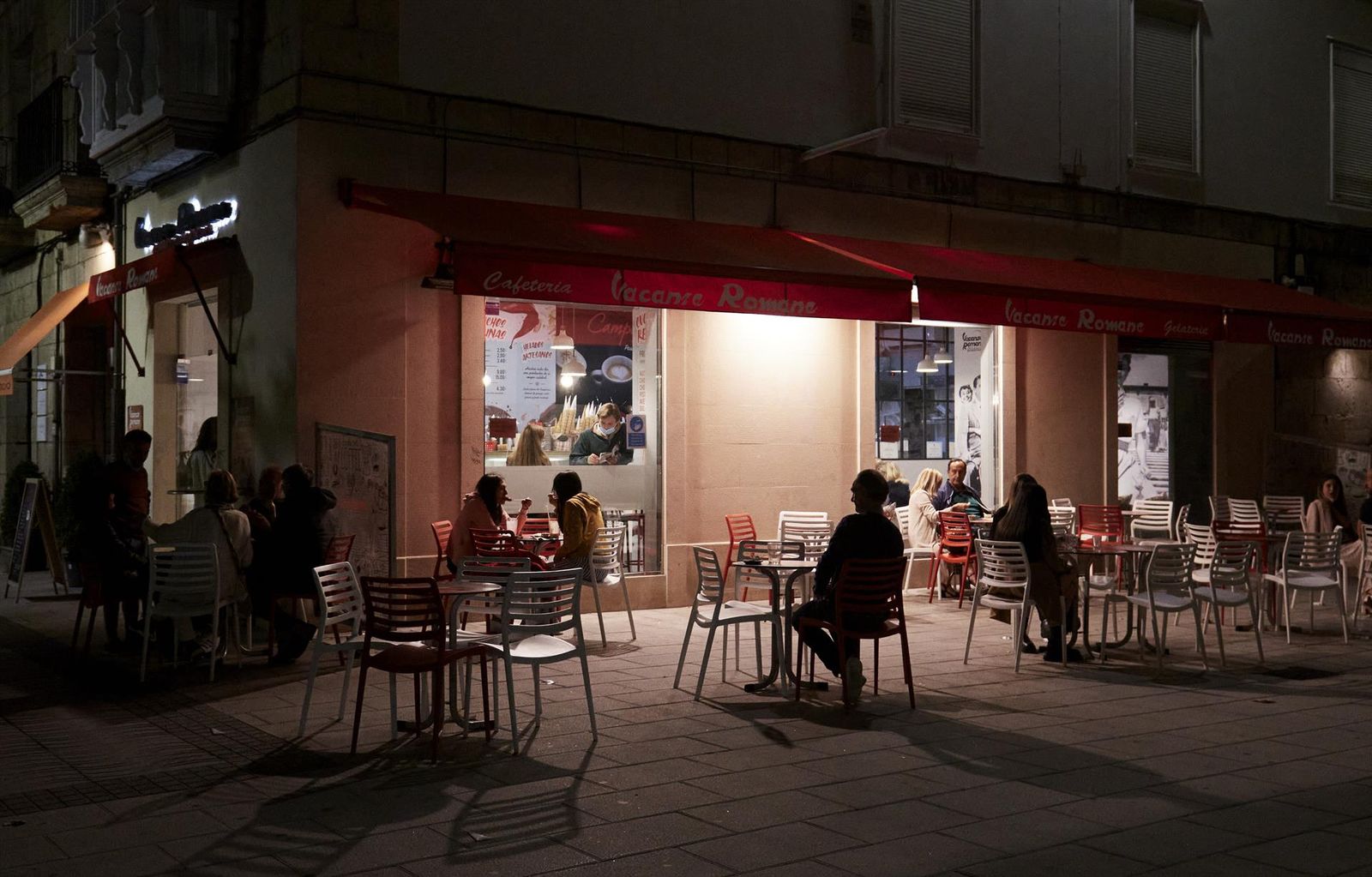 Varias personas en una terraza de Santander. | EP