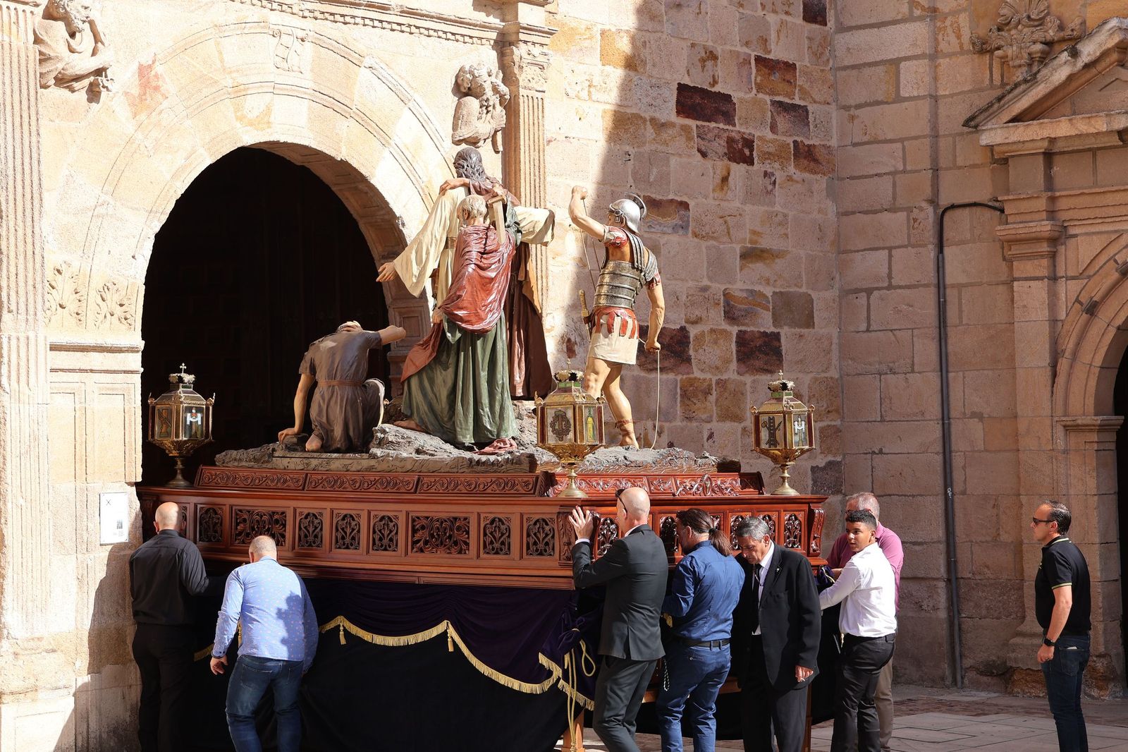 La Exaltación de la Cruz procesiona por las calles de Zamora rumbo a la carpa de San Bernabé