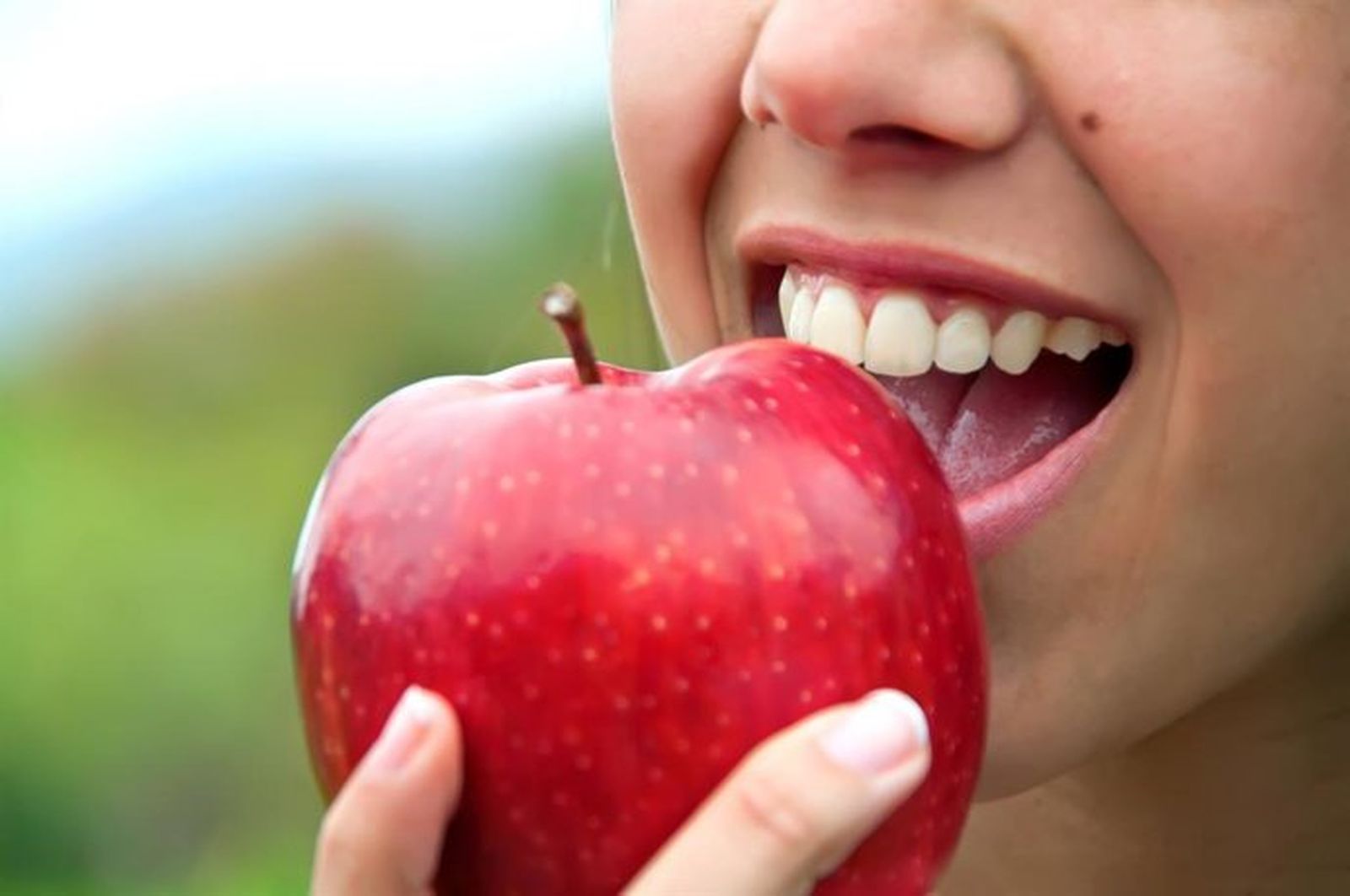 Una mujer comiendo una manzana
