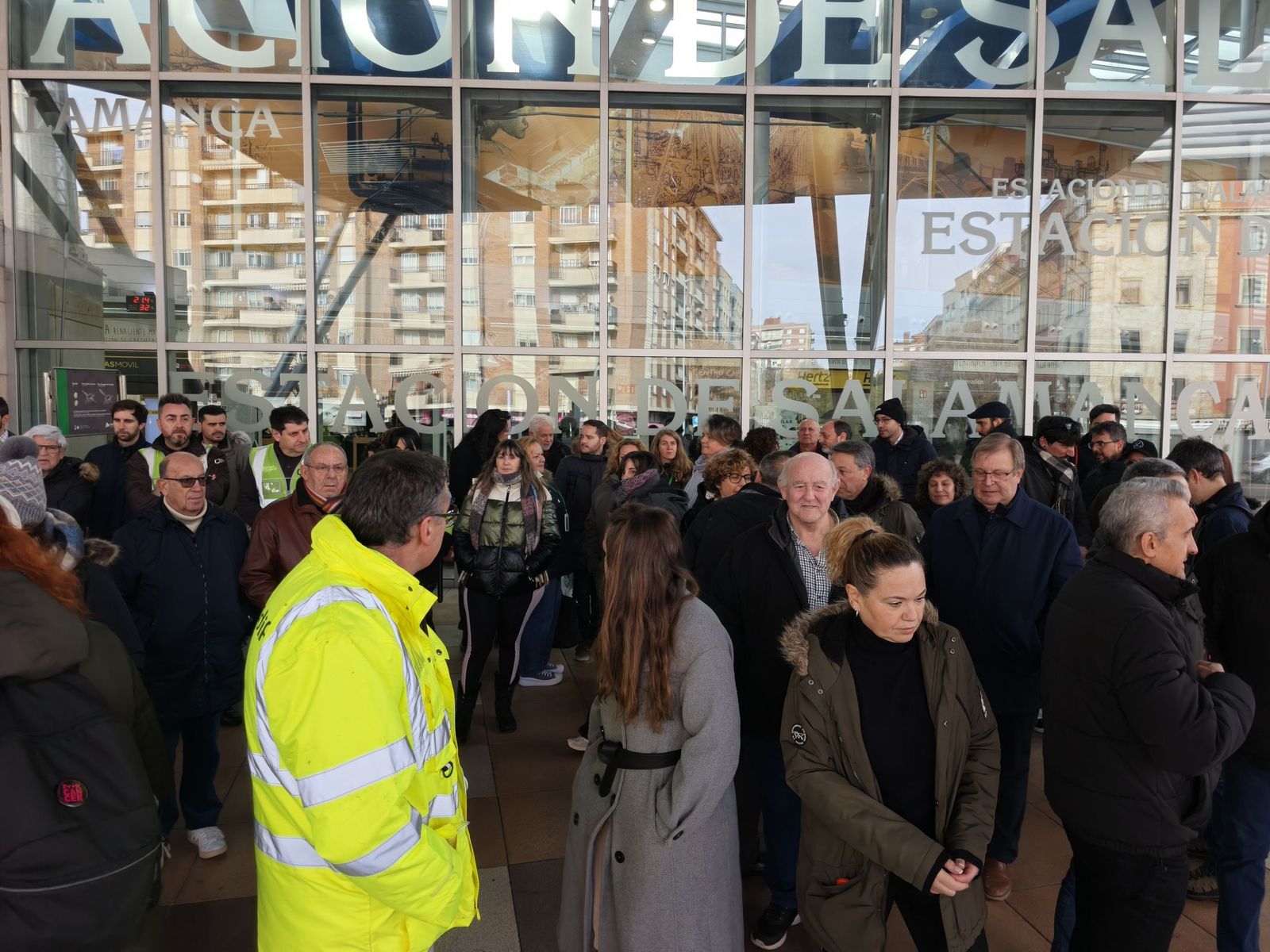 Los trabajadores de Renfe en Salamanca guardan cinco minutos de silencio tras el accidente de Adamuz