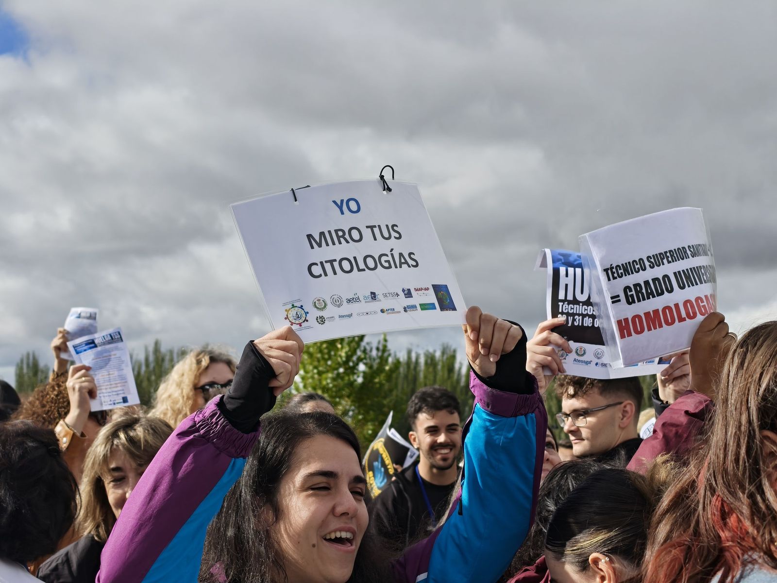 Los técnicos superiores sanitarios protestan a las puertas del hospital de Salamanca