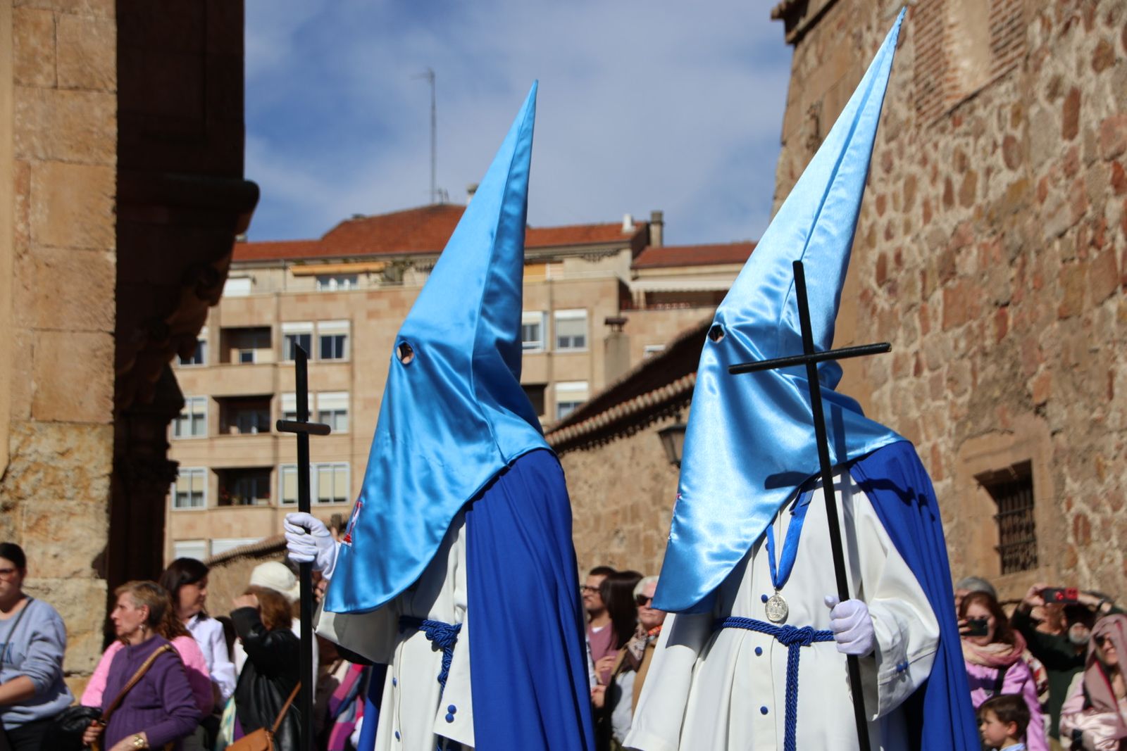 La devoción por el Santo Entierro llena de fe y pasión las calles de Salamanca