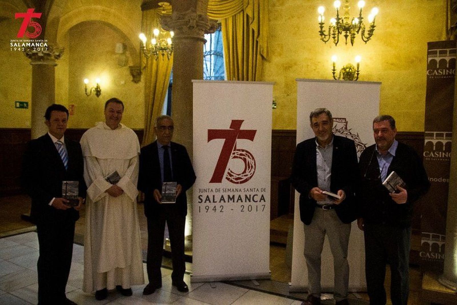 Emotiva presentación del poemario 'La sombra de la Cruz entre palabras'