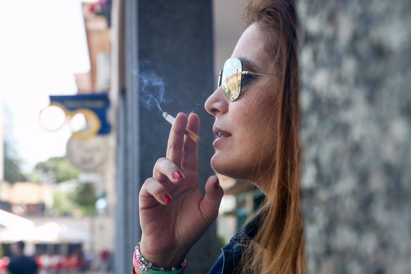 Mujer fumando un cigarro. Europa Press