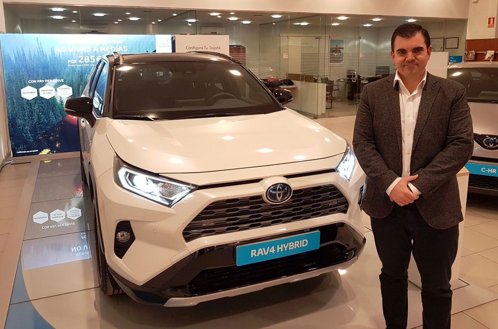 Juan Alonso ante el nuevo Rav4 Hybrid