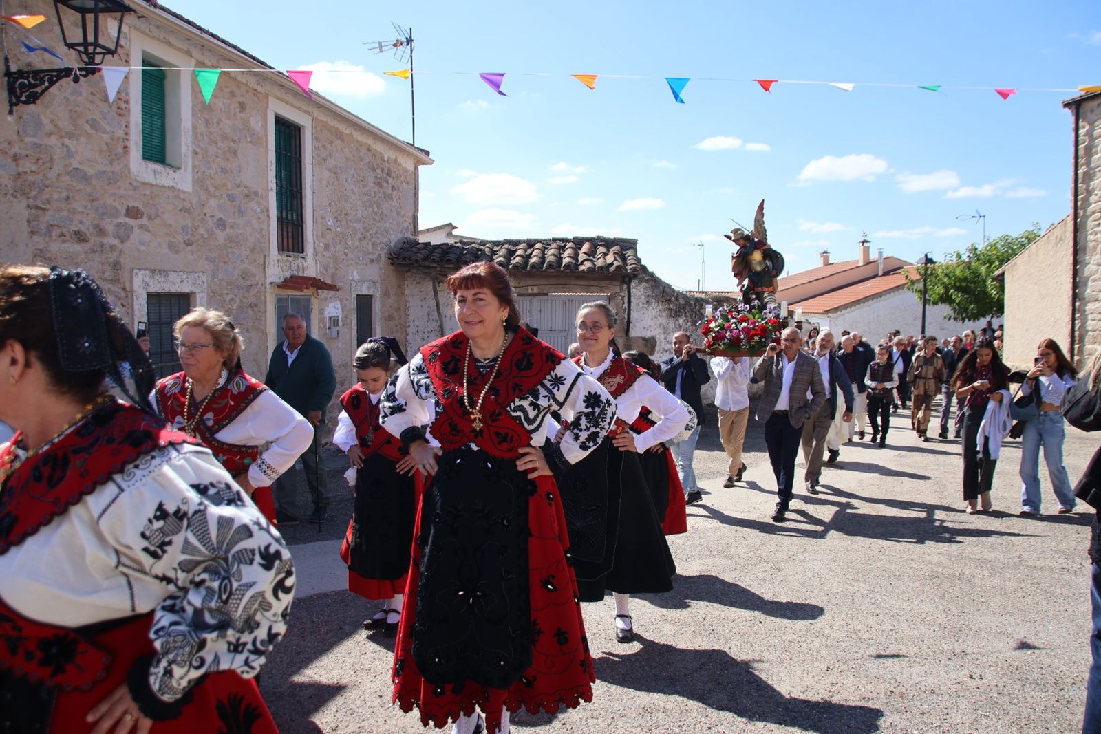 Misa en honor a San Miguel y bailes charros