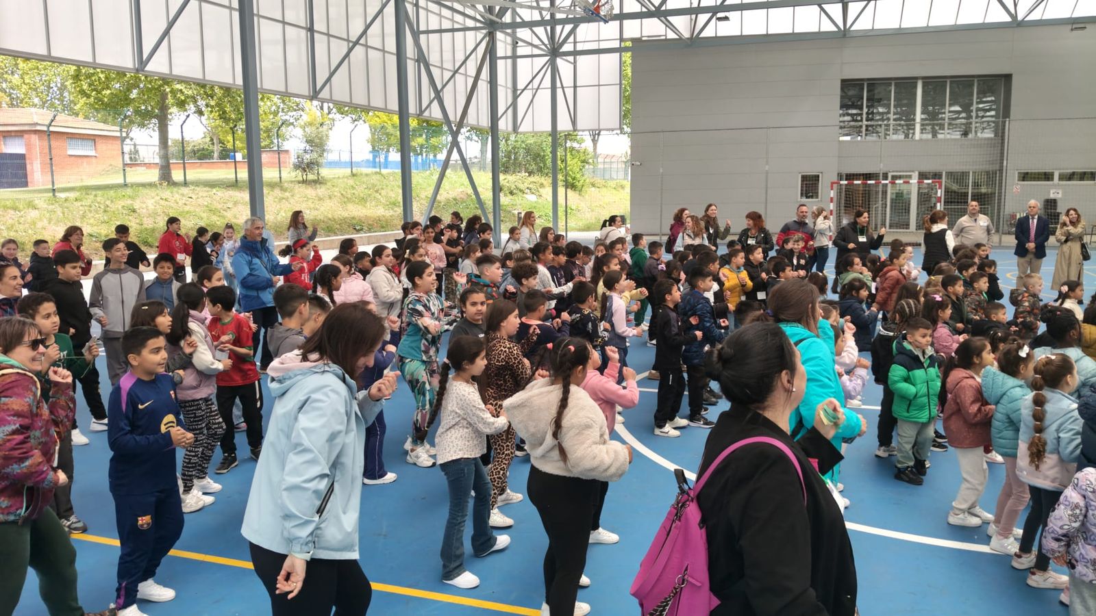 Los colegios públicos Buenos Aires-Gabriel Martín, Lazarillo de Tormes y León Felipe celebran una jornada de convivencia por el Día de la Educación Física en la calle