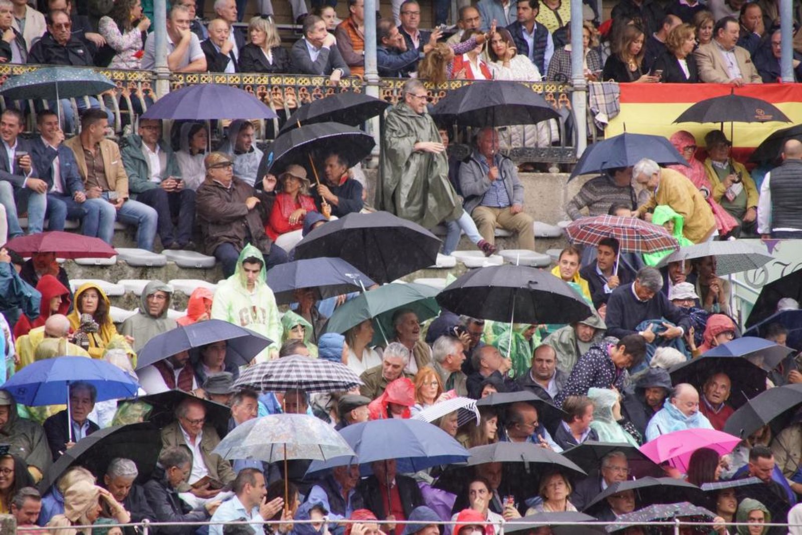 tendidos-de-la-glorieta-durante-la-corrida-de-garcia-y-olga-jimenez-21