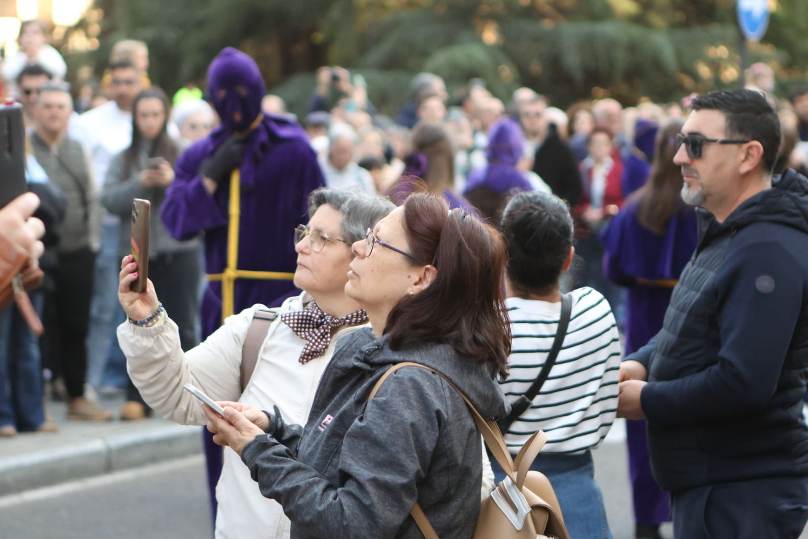 Jesús Rescatado procesiona en Salamanca con su nueva túnica y la atenta mirada de cientos de fieles