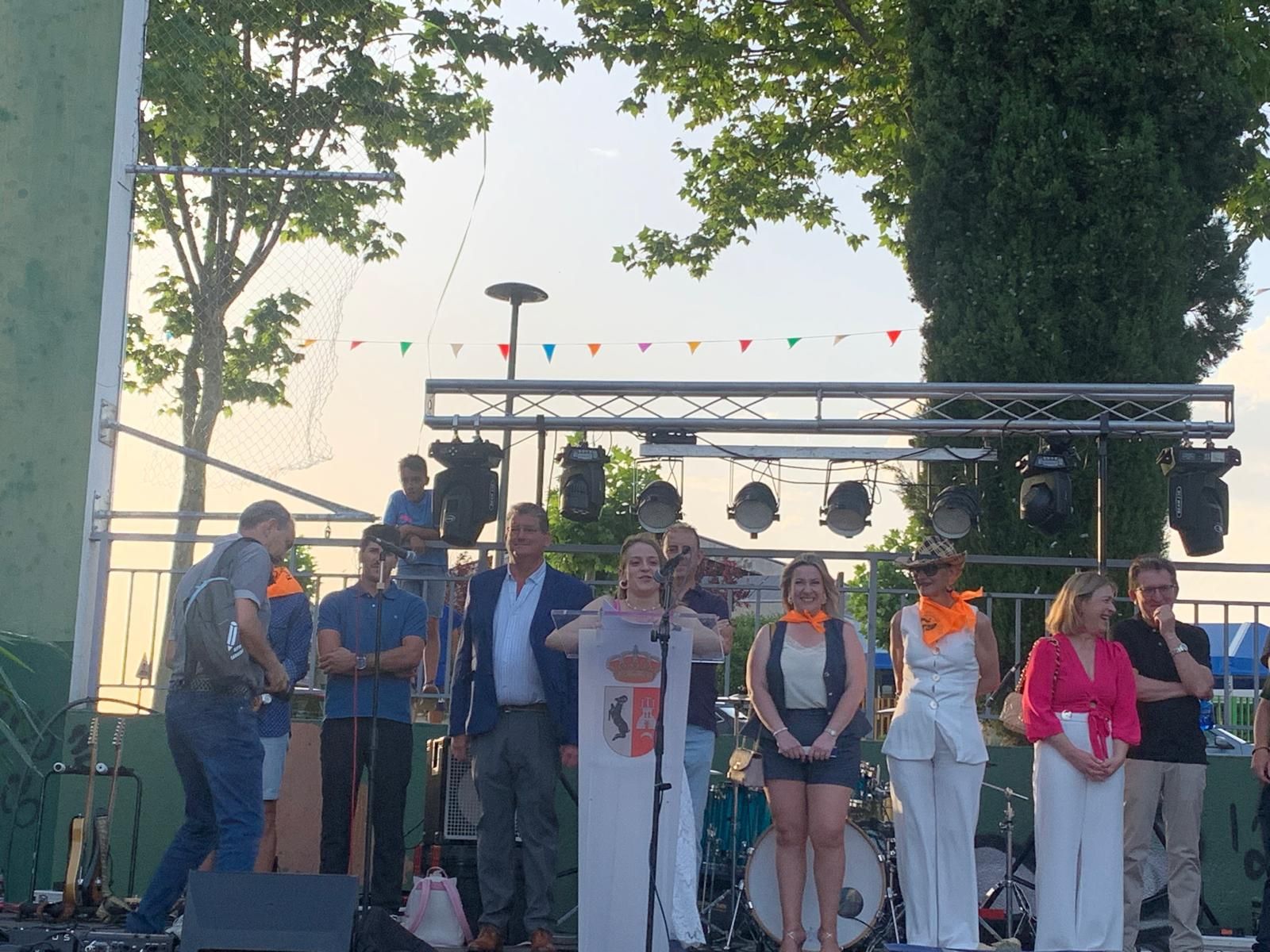 Cabrerizos arranca sus fiestas con un emotivo pregón y su desfile de peñas