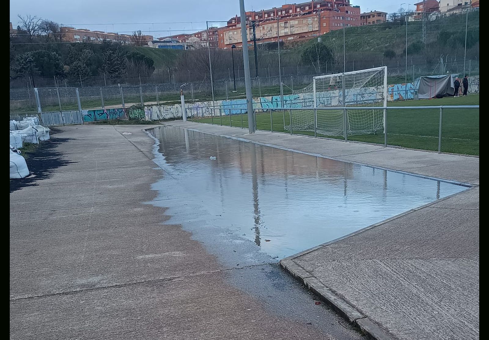 Balsa en los campos de fútbol de Valorio