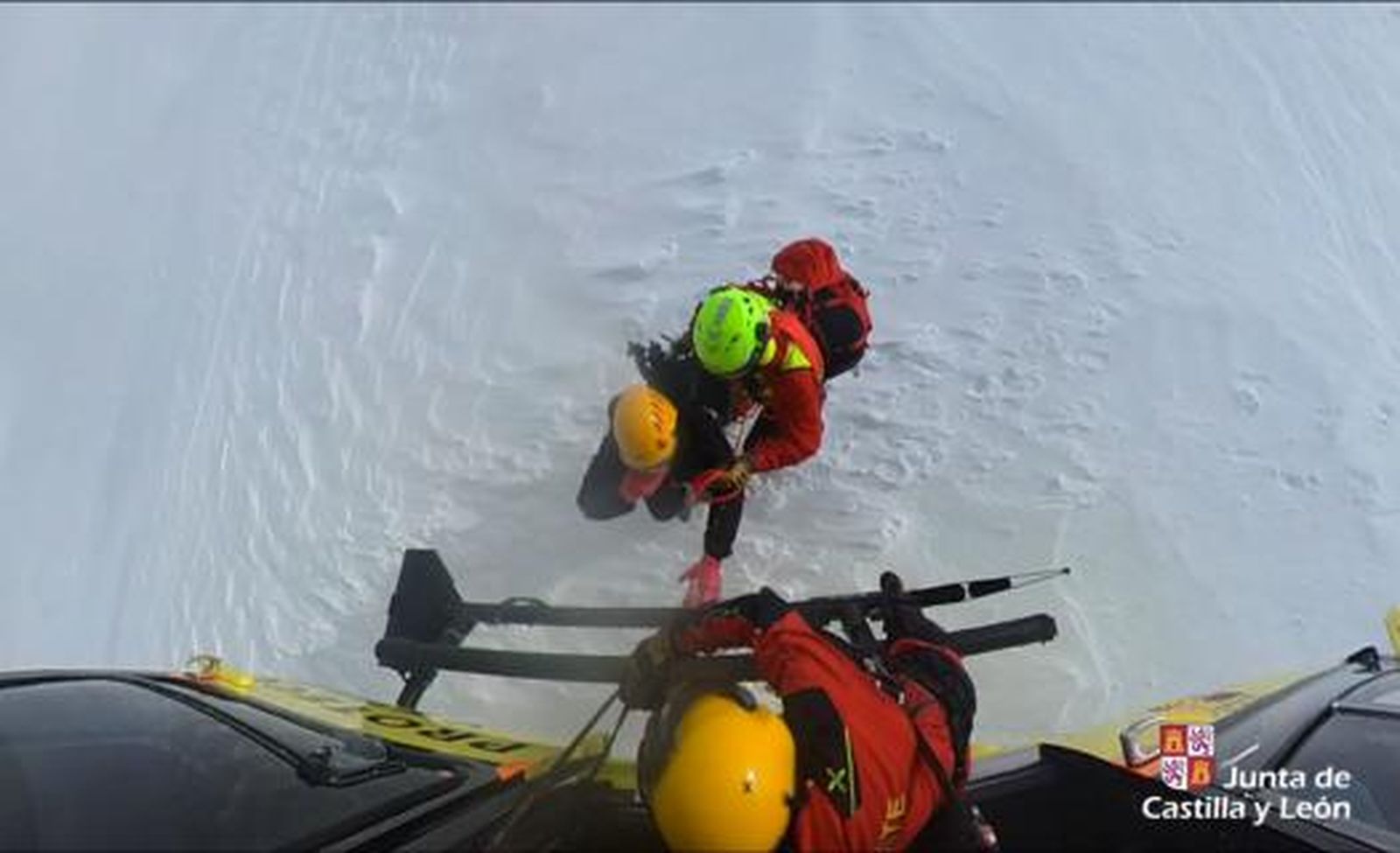 Rescatada en helicóptero una joven enriscada en la Laguna de Gredos