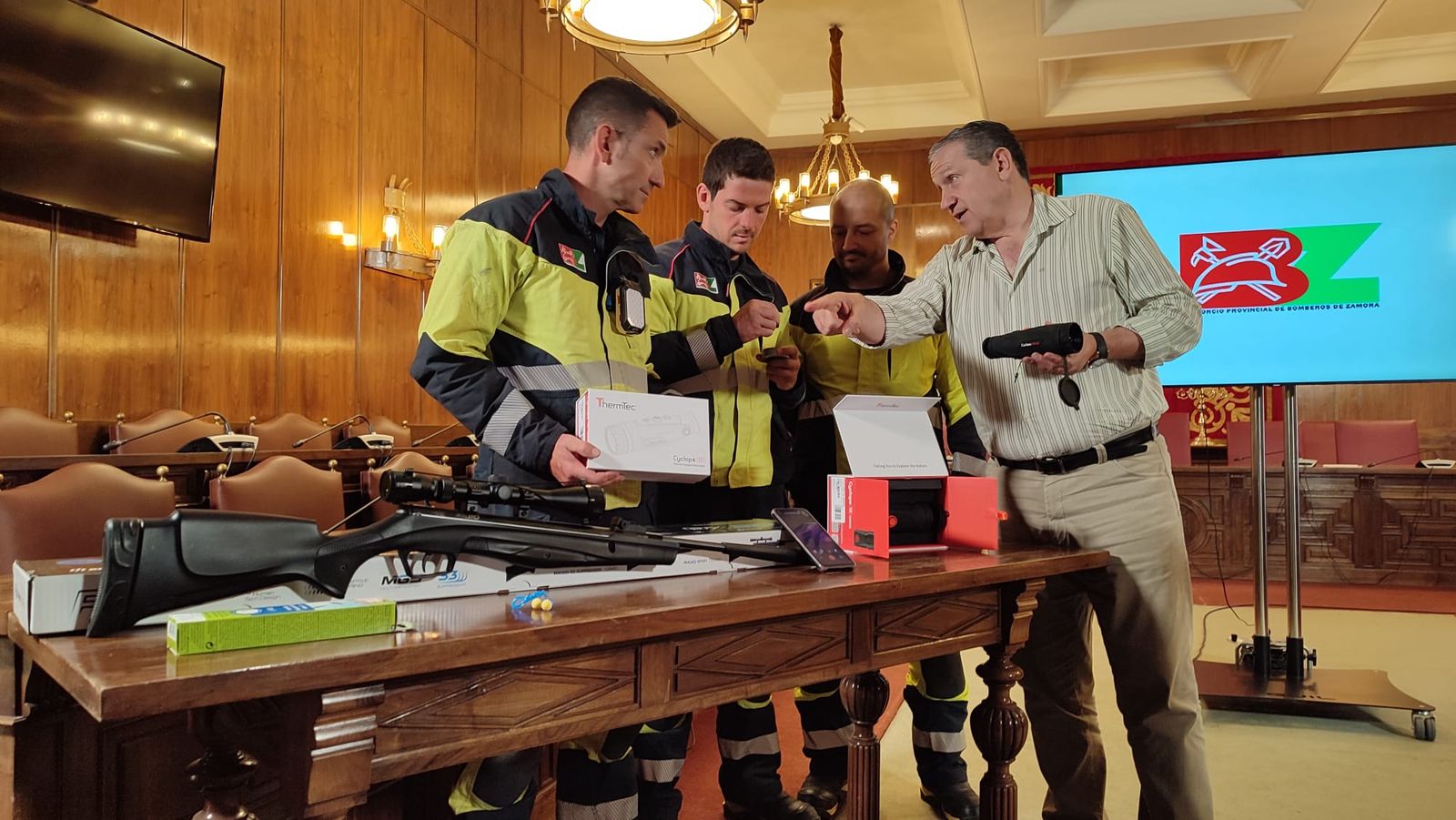 Nuevos equipos para los bomberos del consorcio provincial. Monoculares y carabinas