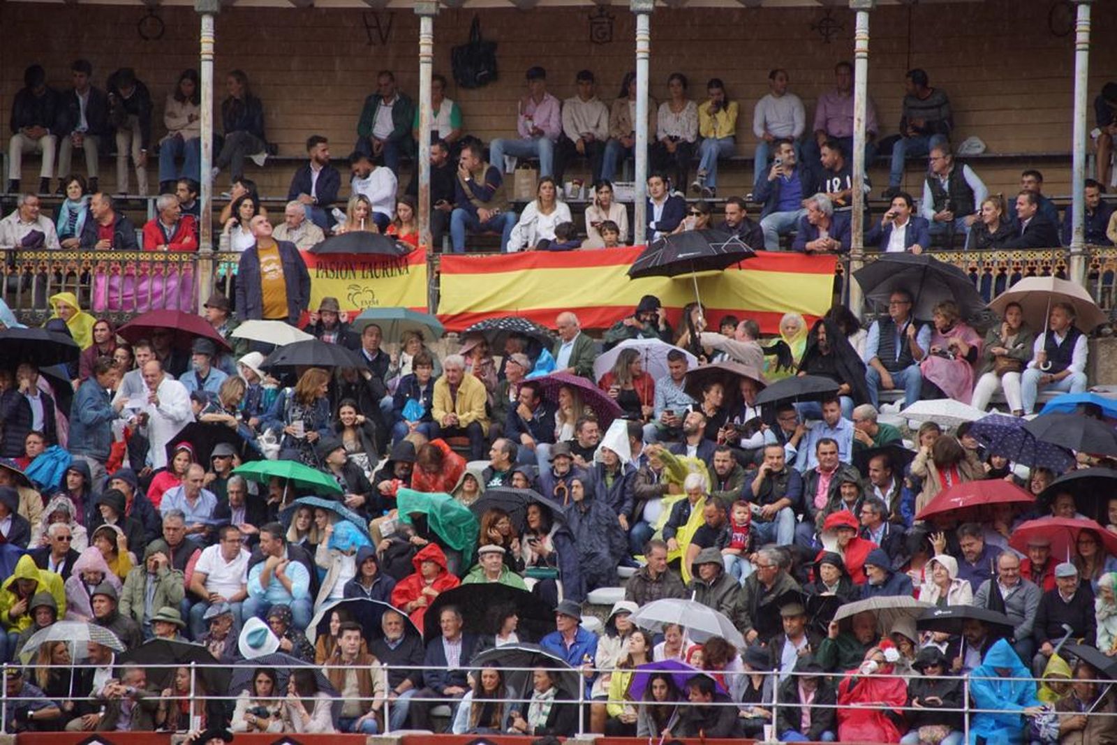 tendidos-de-la-glorieta-durante-la-corrida-de-garcia-y-olga-jimenez-18