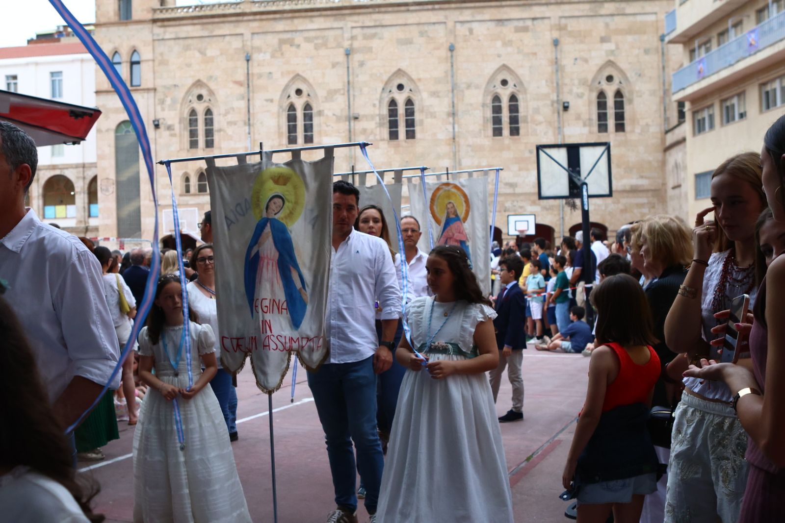 Procesión con motivo de la festividad de María Auxiliadora