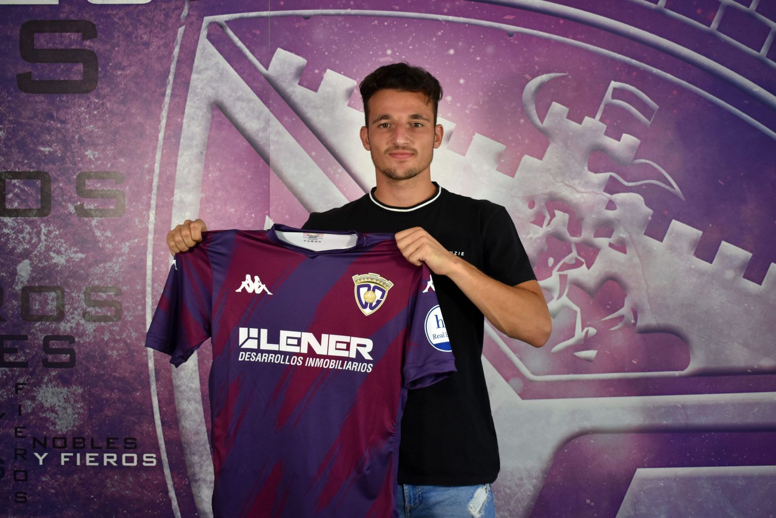 Pablo Zotes posa con la elástica morada