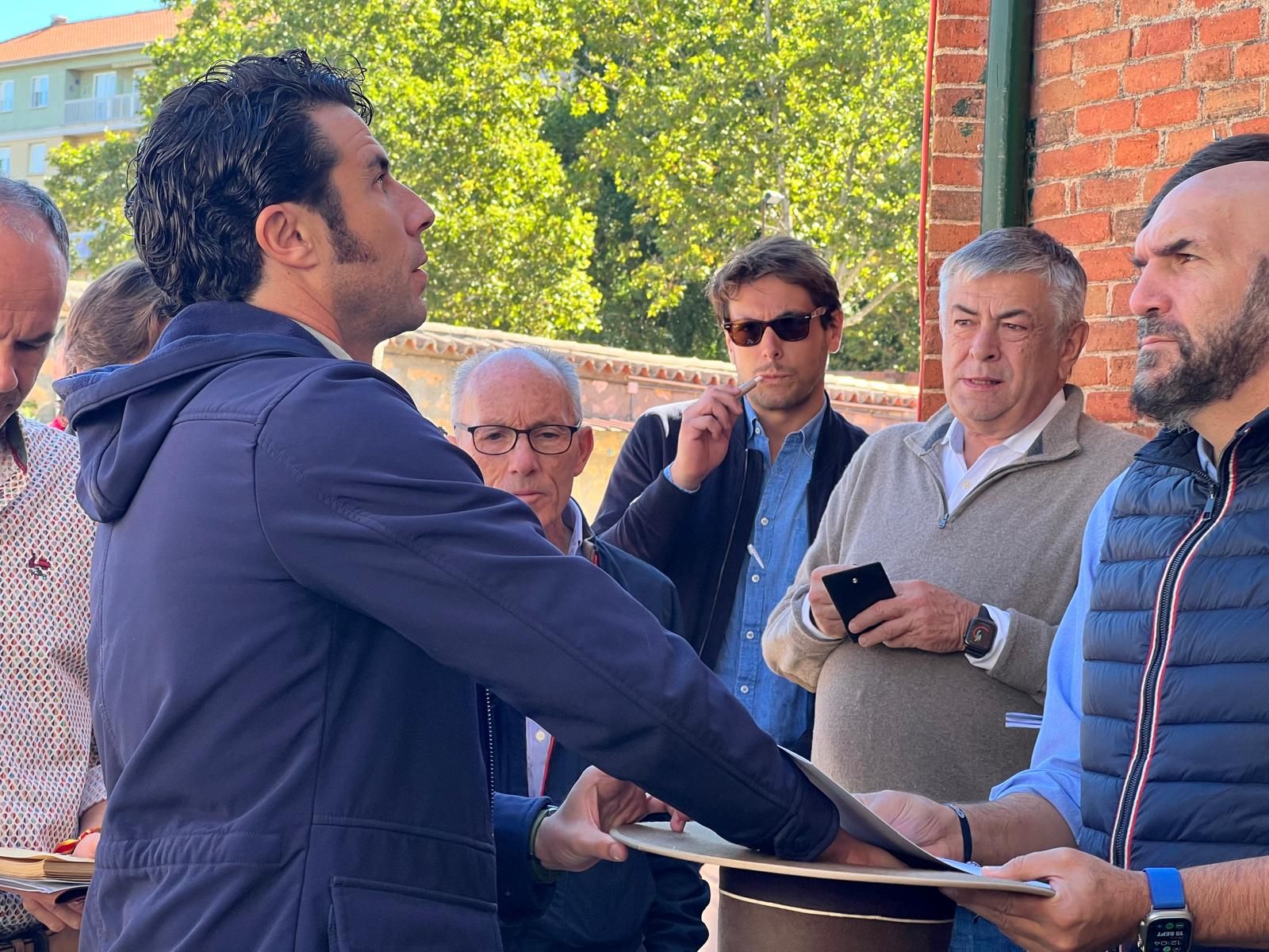 ambiente-durante-el-sorteo-de-los-toros-del-vellosino-en-la-glorieta-domingo-15-de-septiembre-de-2024-fotos-s24h-41