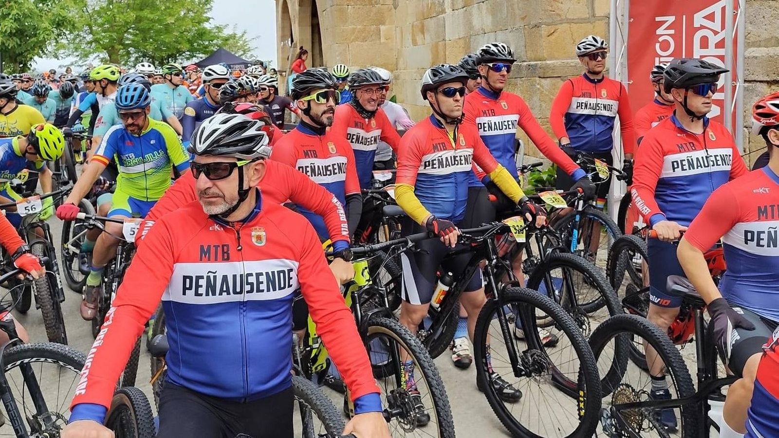 Participantes de la Marcha BTT Peñausende en la pasada edición