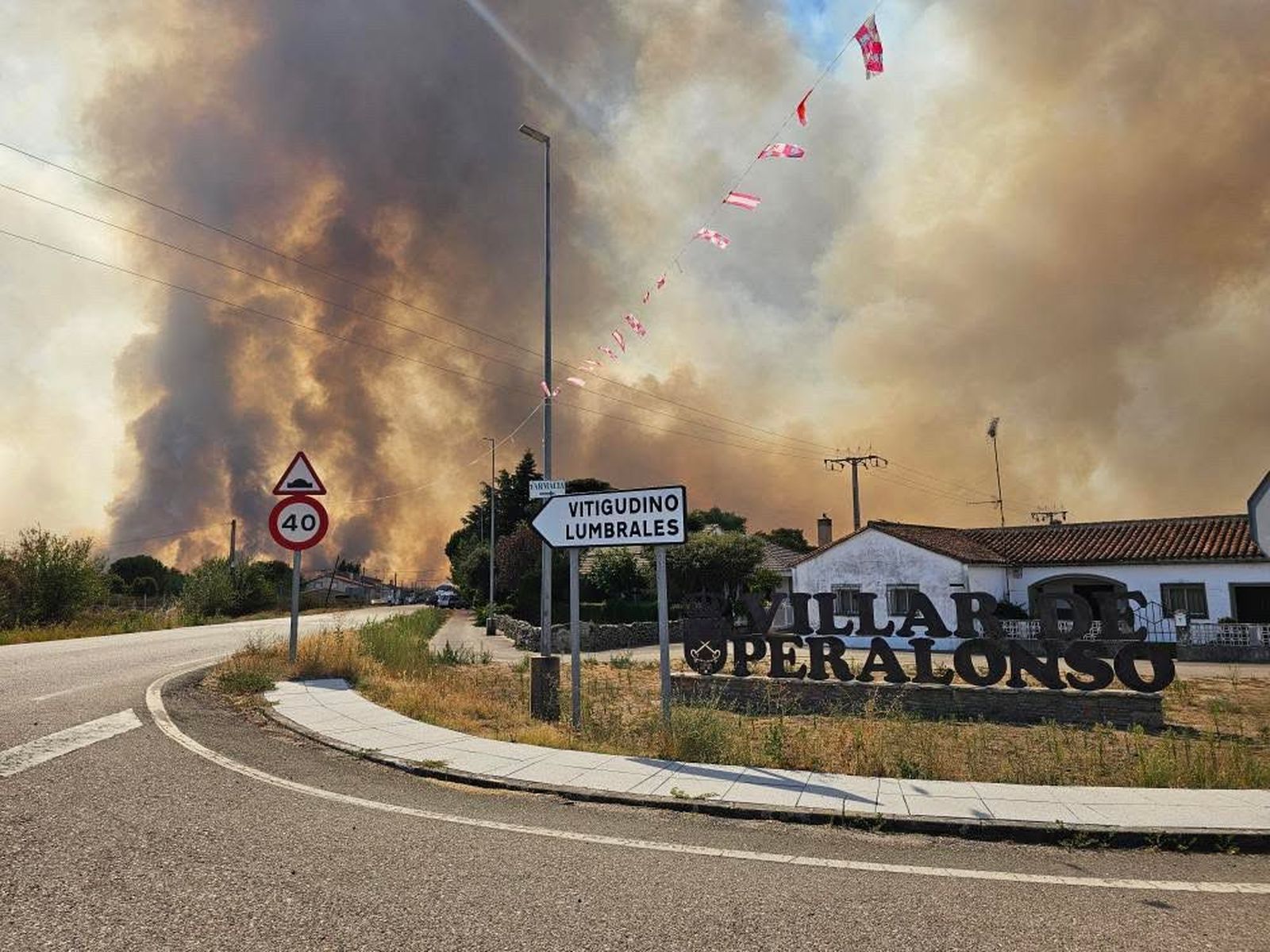 En imágenes: el incendio de Cipérez (IGR2) llega hasta Cerezal de Puertas