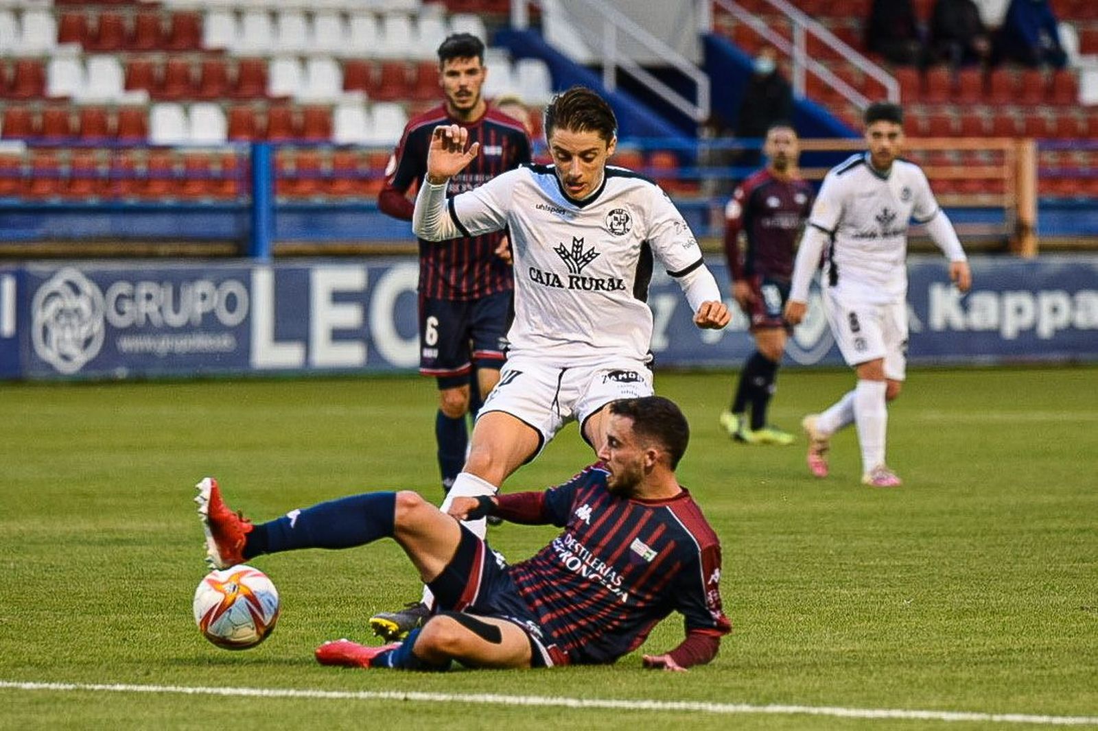 Un jugador del Extremadura se lanza a robar un balón