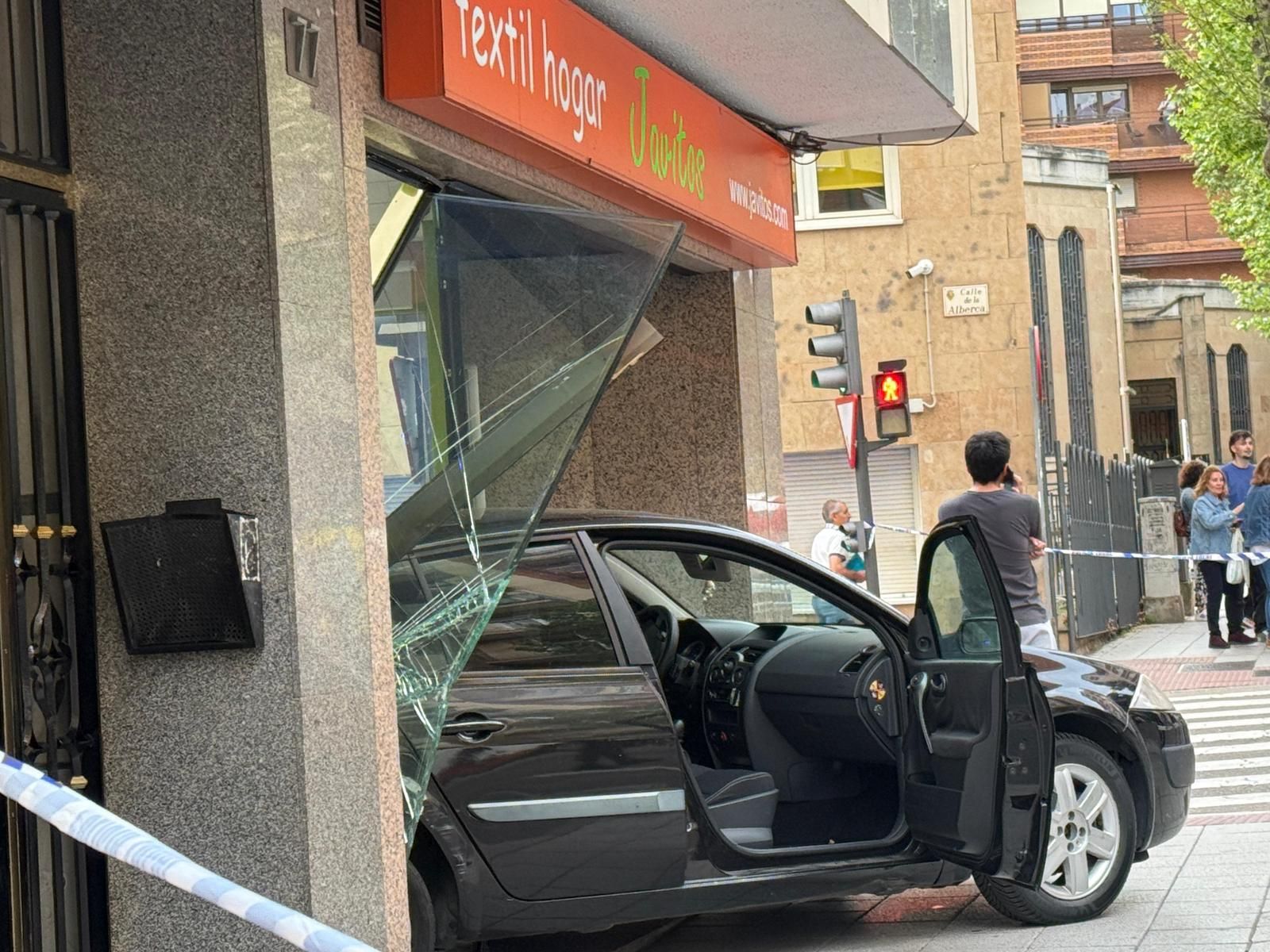 Un turismo choca contra un escaparate en la avenida de Villamayor