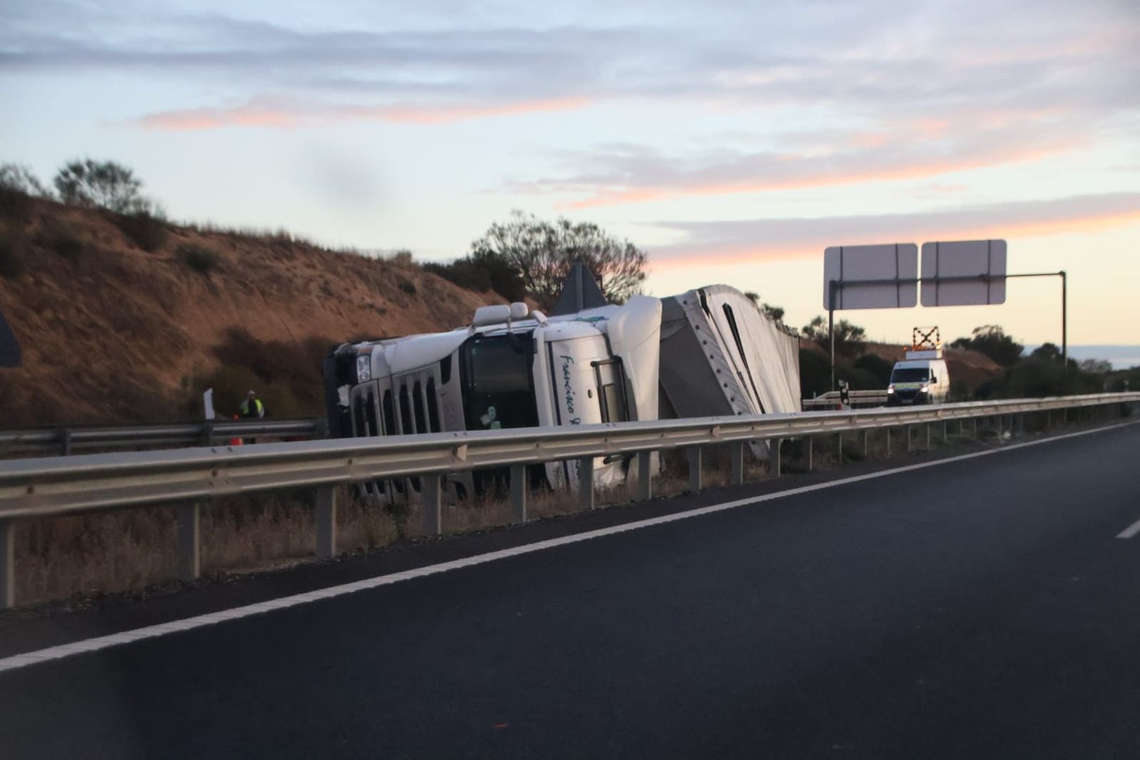 Un camión vuelca en la A-62