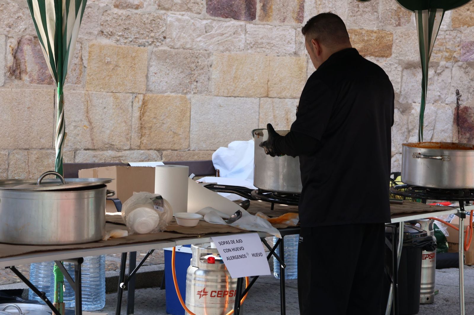 GALERÍA | Decenas de zamoranos disfrutan de las sopas de ajo más solidarias