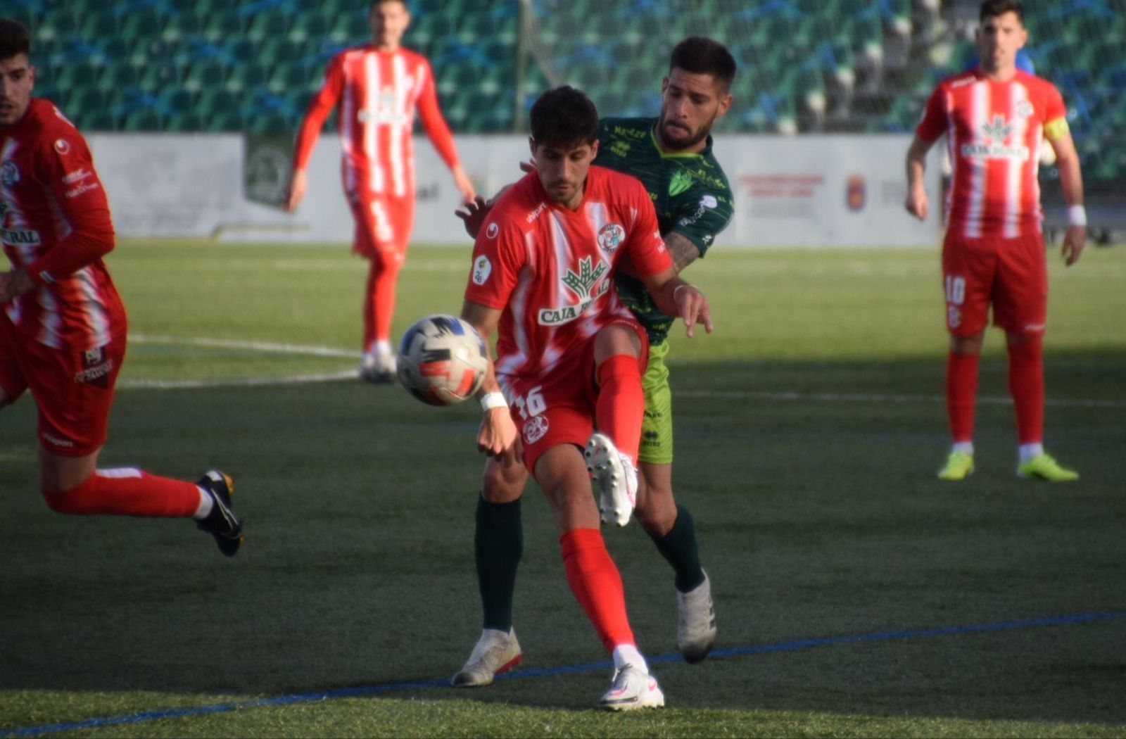 Astray trata de controlar el esférico ante un rival