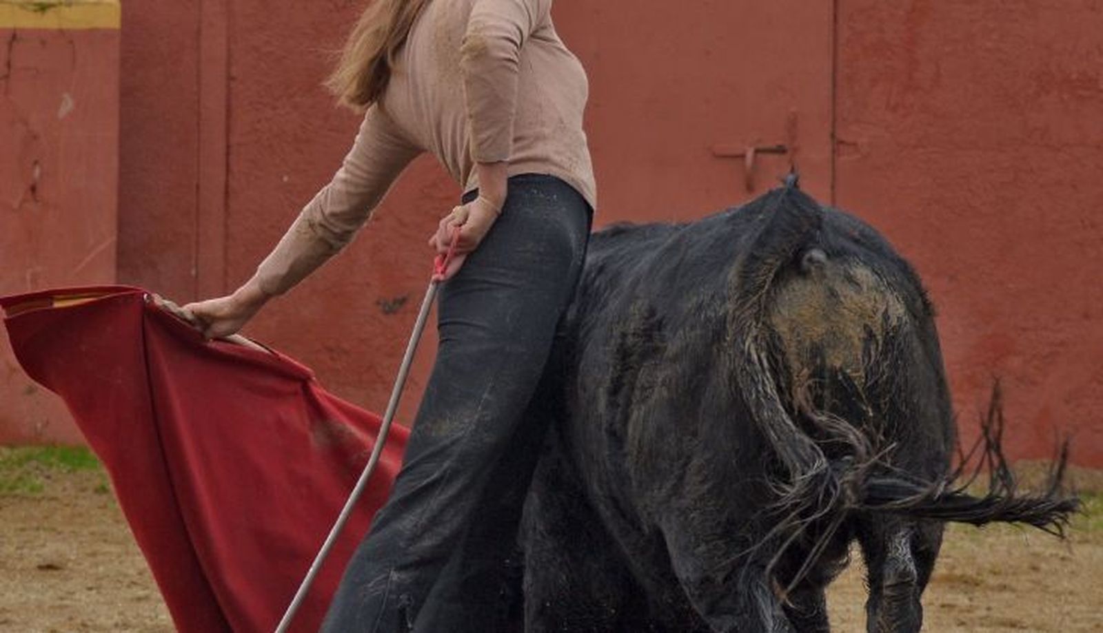 Muletazo de Raquel Martín | Foto: Ignacio Perelétegui