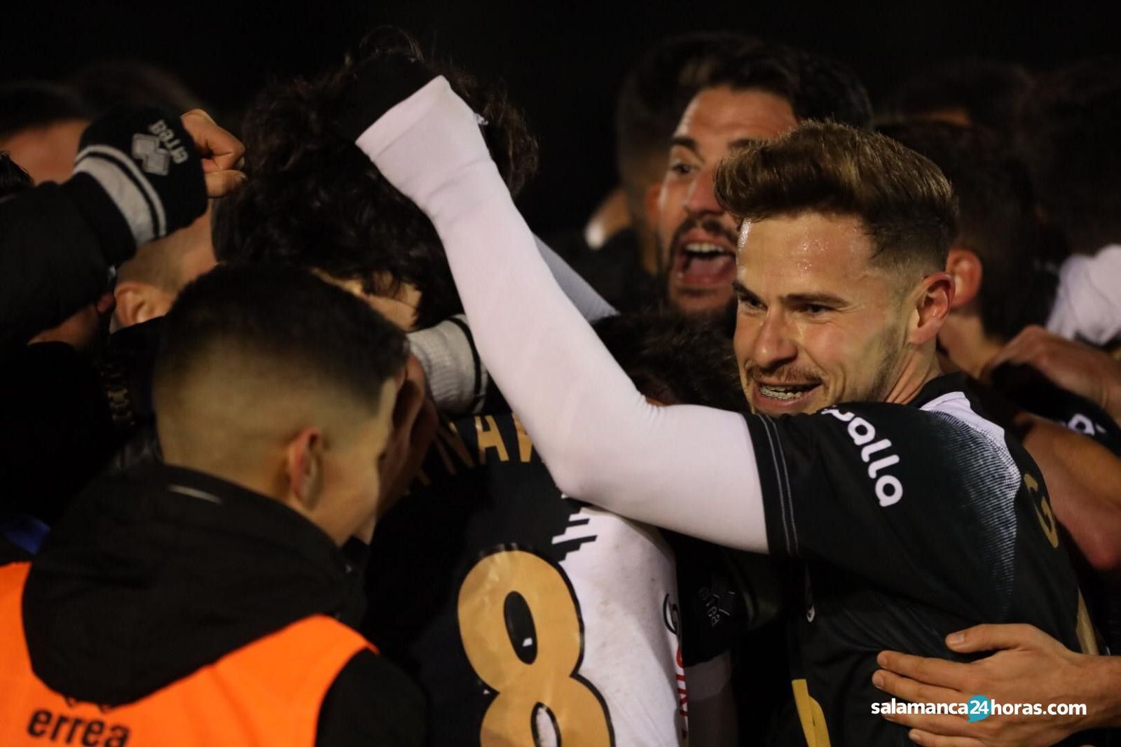 B8D183FB 0A01 49D5 A403 54AD9170890F