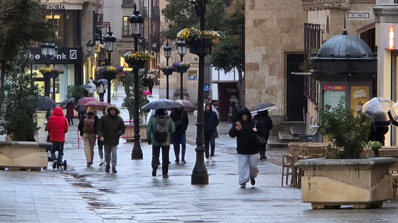 Gente paseando por el centro de Salamanca